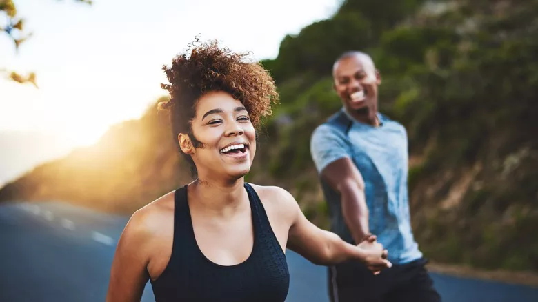 Una mujer corriendo y sonriendo