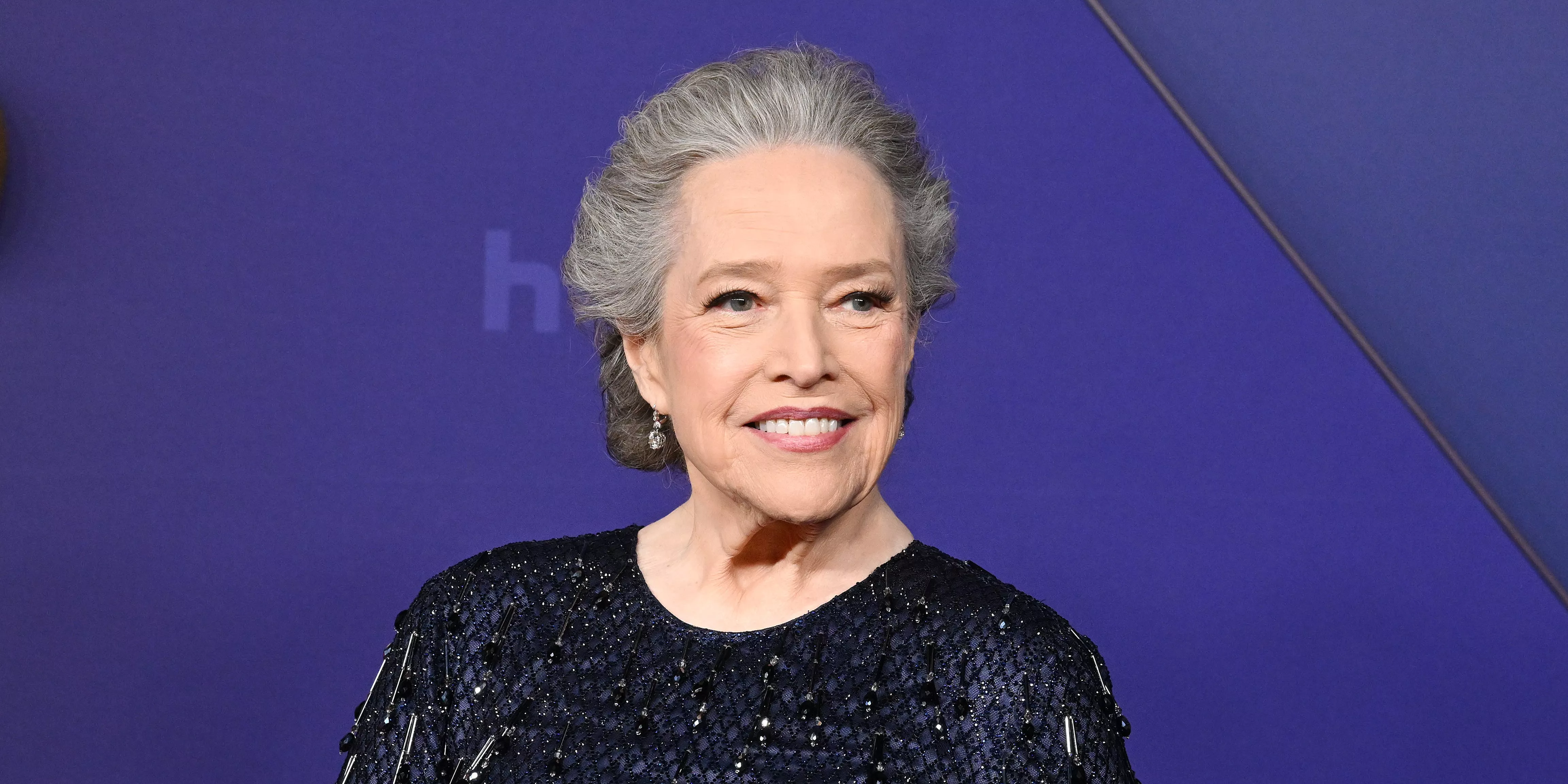 Kathy Bates revela por qué decidió no someterse a cirugía reconstructiva tras el cáncer de mama: 'Disfruto no tener senos'