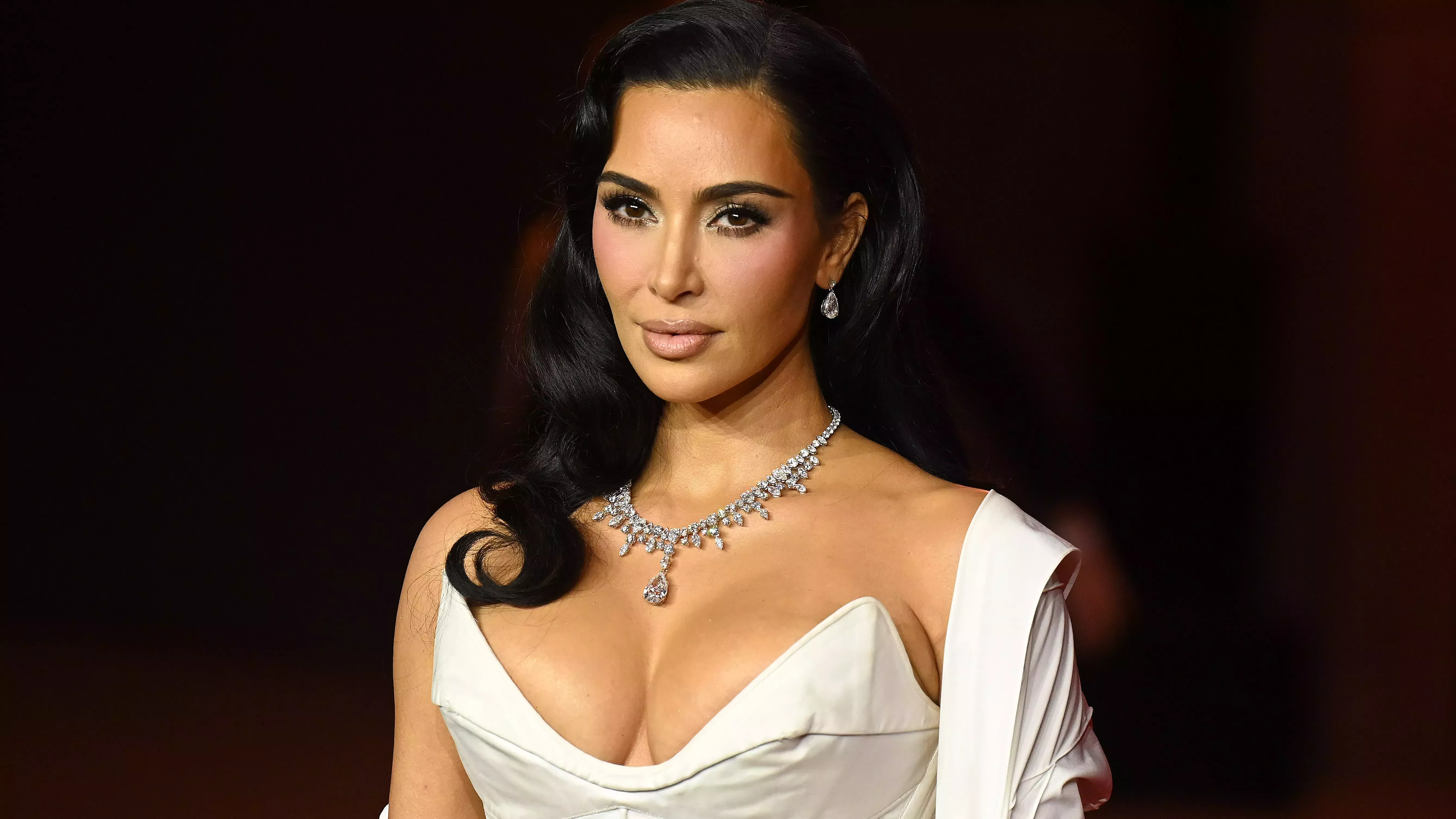 Kim Kardashian combinó el collar de la princesa Diana con un peinado muy poco de Diana