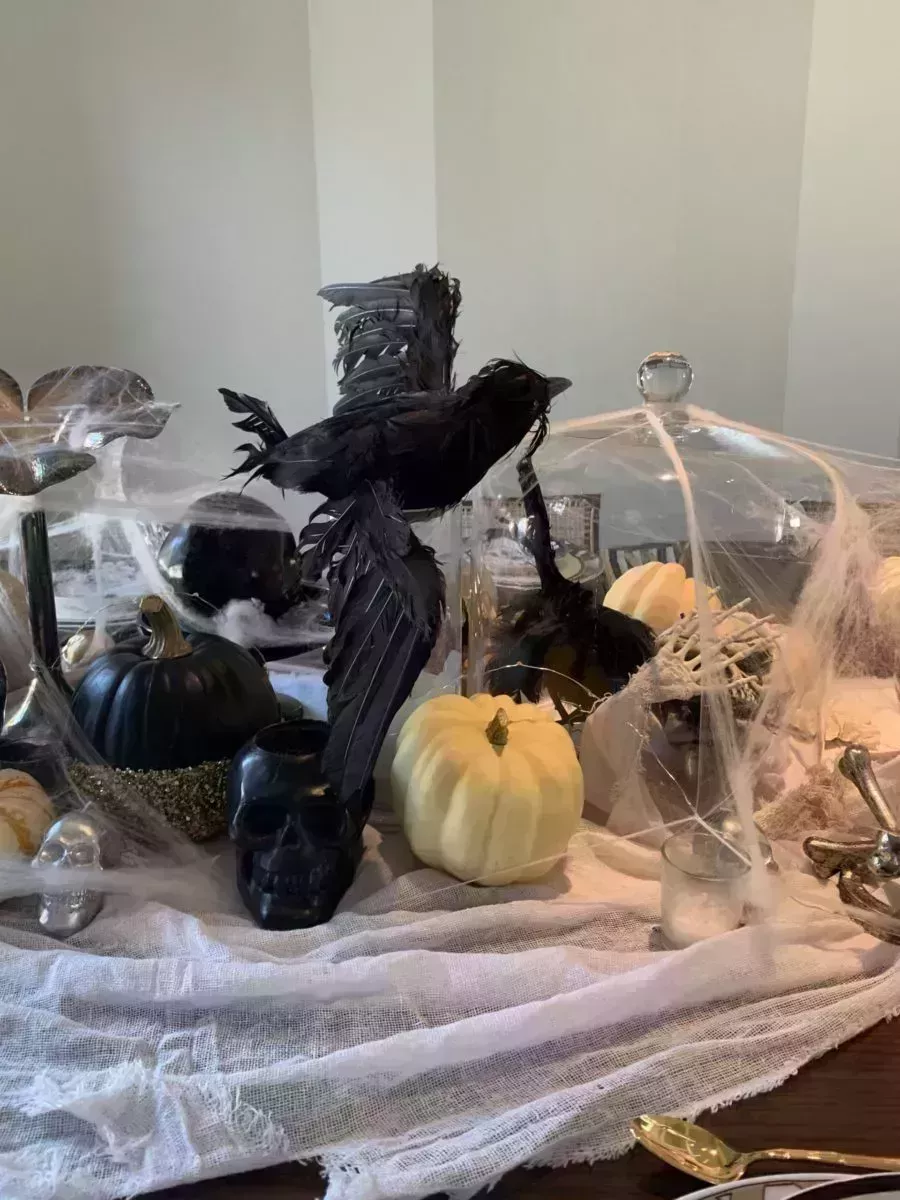 how Kourtney Kardashian decorates table for halloween