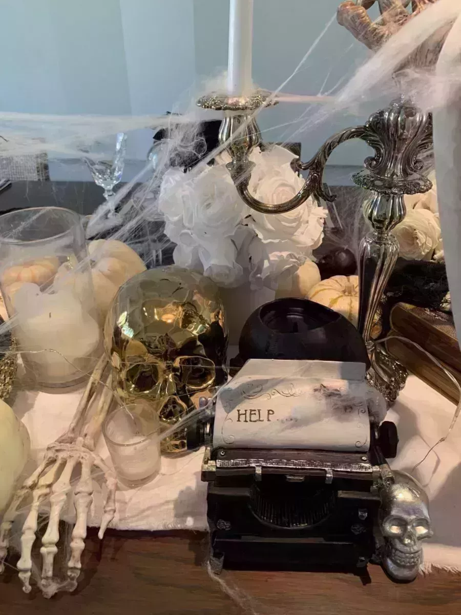 how Kourtney Kardashian decorates table for halloween ideas