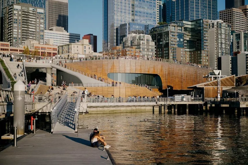 El nuevo Overlook Park y el Ocean Pavilion del Acuario de Seattle en el paseo marítimo hacia el Pike Place Market en Seattle.