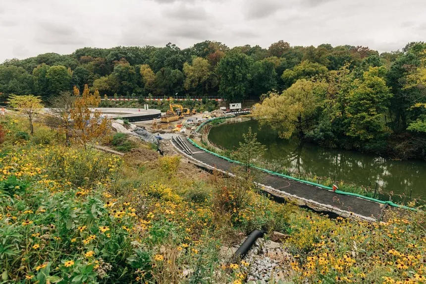 Un nuevo paseo peatonal que está cerca de completarse a lo largo del Lago Harlem Meer, y la nueva piscina y pista Gottesman (ovalada a la izquierda) en Central Park.