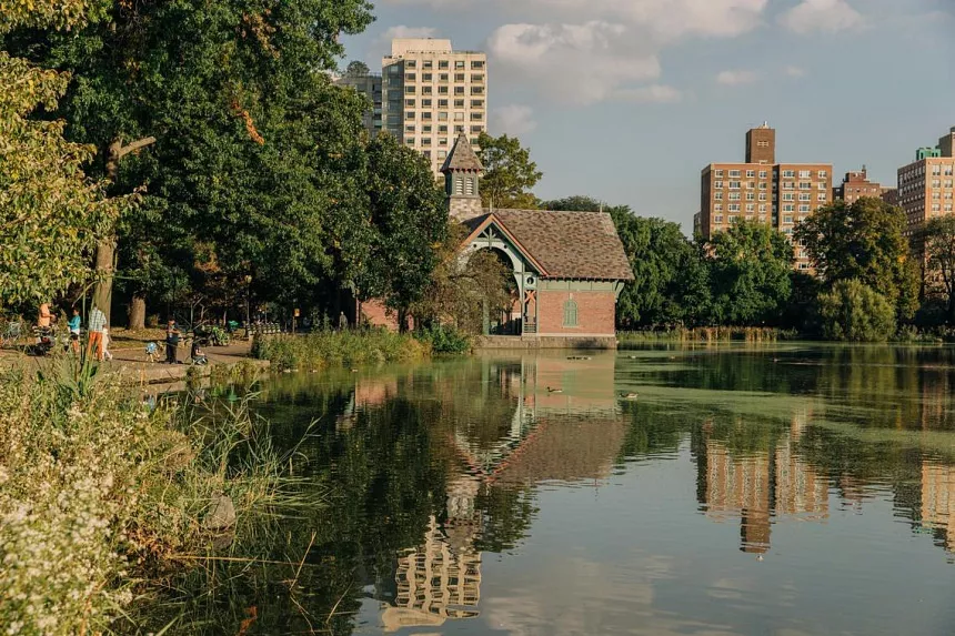 Lago Harlem Meer en el Central Park de Manhattan.