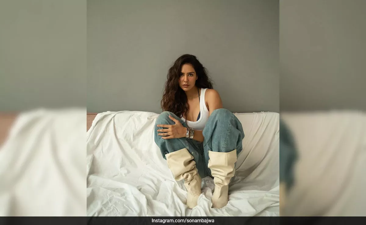 Sonam Bajwa Optó Por Un Estilo Casual Con Tank Top Blanco, Jeans Oversized Y Botas Capas