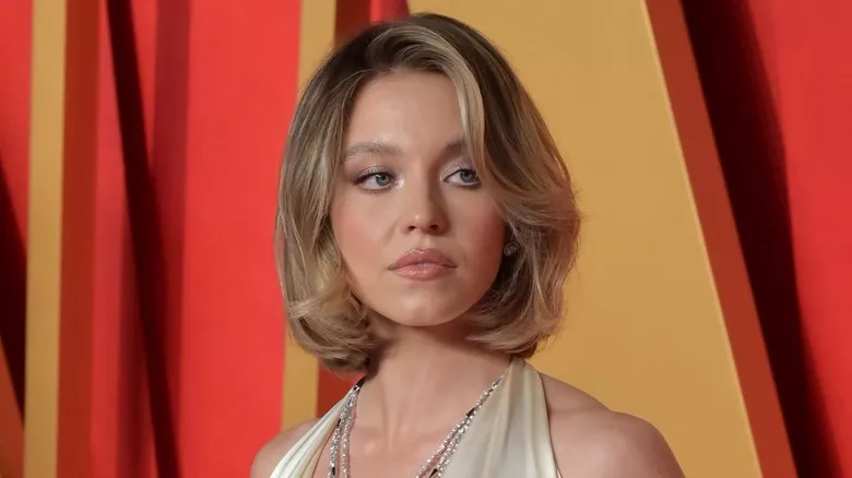 Sydney Sweeney posing blonde bob