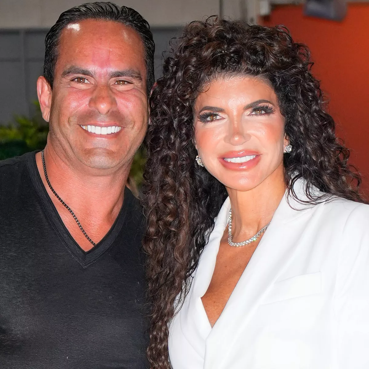 El esposo de Teresa Giudice acusado de engañar por su compañera en House of Villains