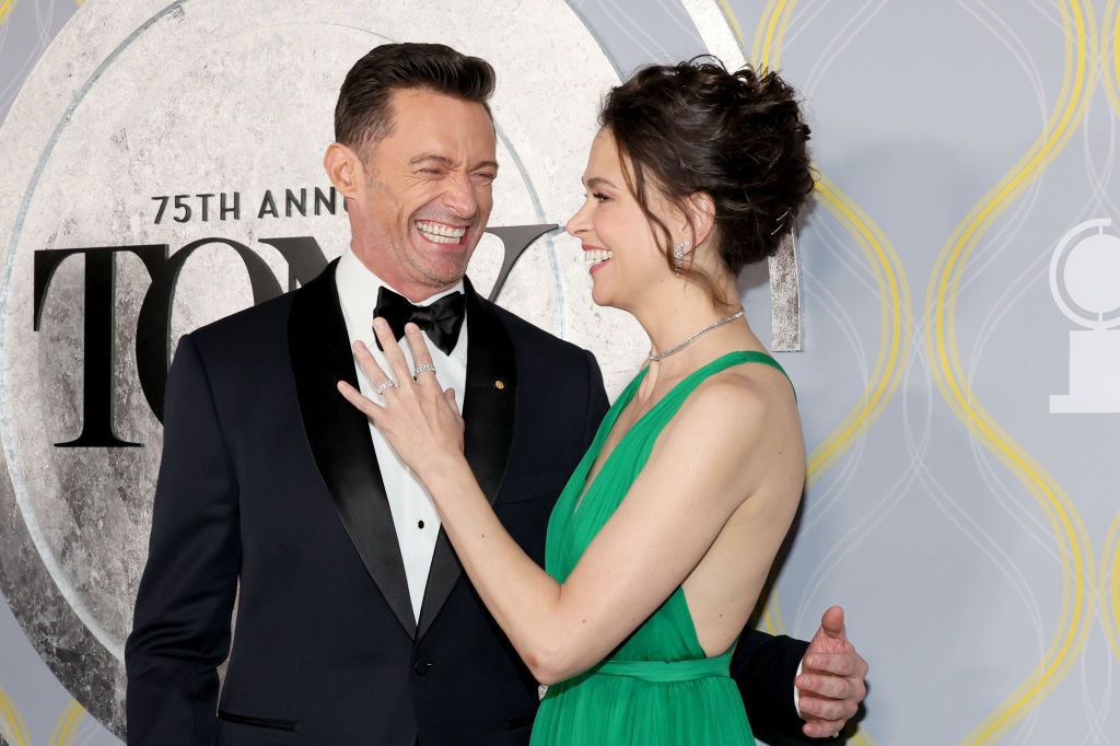 Lo Que El Lenguaje Corporal De Hugh Jackman Y Sutton Foster Revela Sobre Su Relación, Según Un Experto