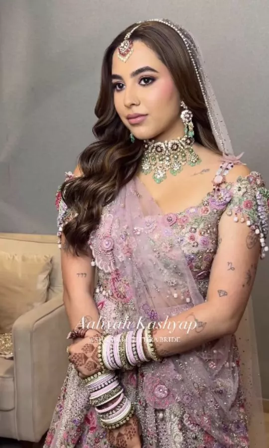 Aaliyah Kashyap Elige un Espectacular Look de Maquillaje nupcial Monocromático Rosa para Combinar con su Lehenga