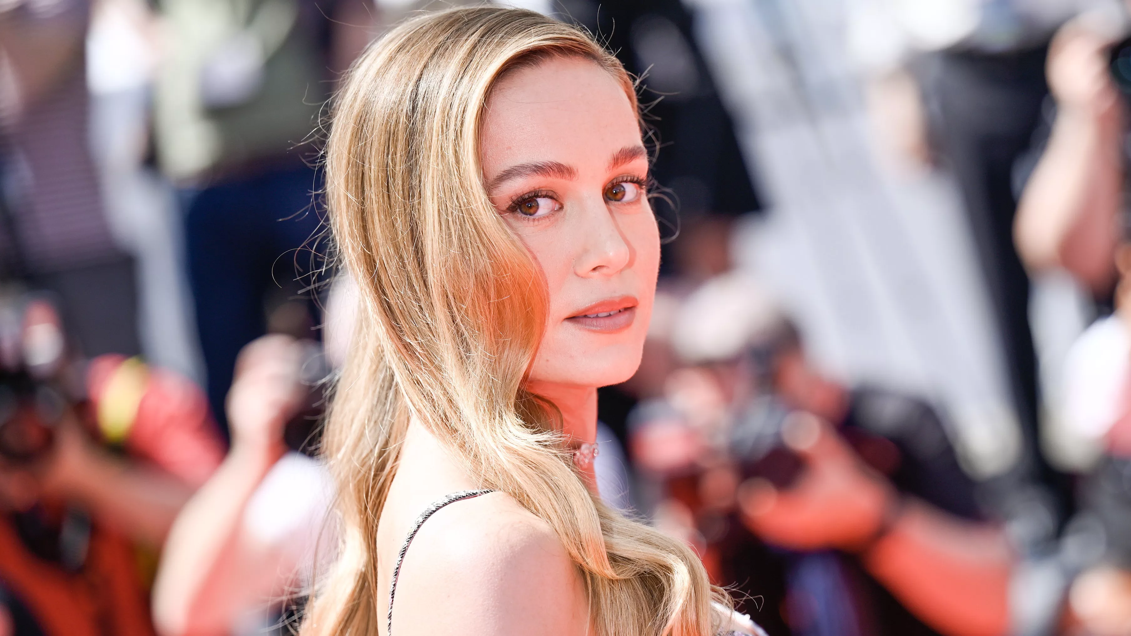 Brie Larson cambió su icónica larga cabellera rubia por un atrevido corte de pixie oscuro