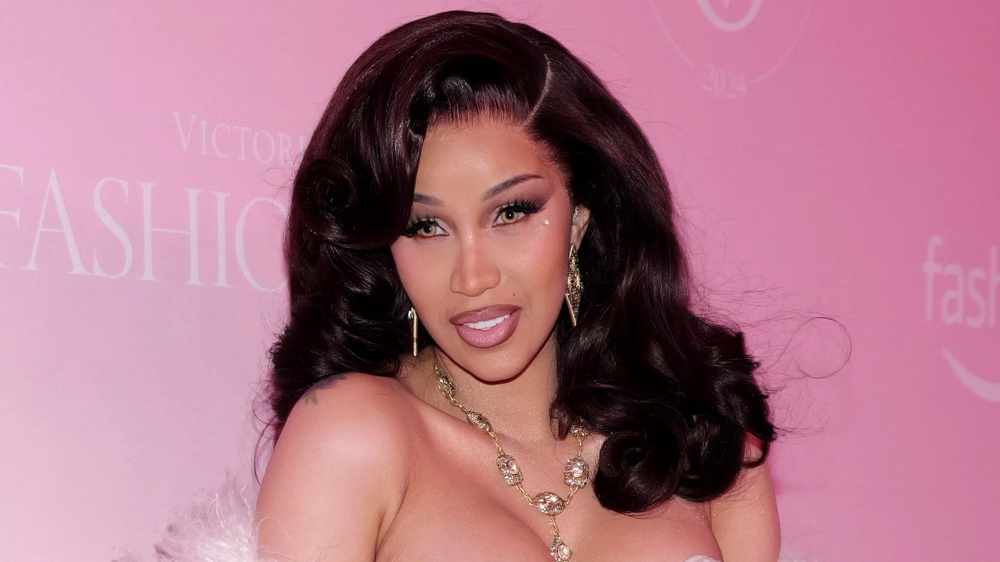 Cardi B llevó la estética de las esposas de la mafia a nuevas alturas con su peinado