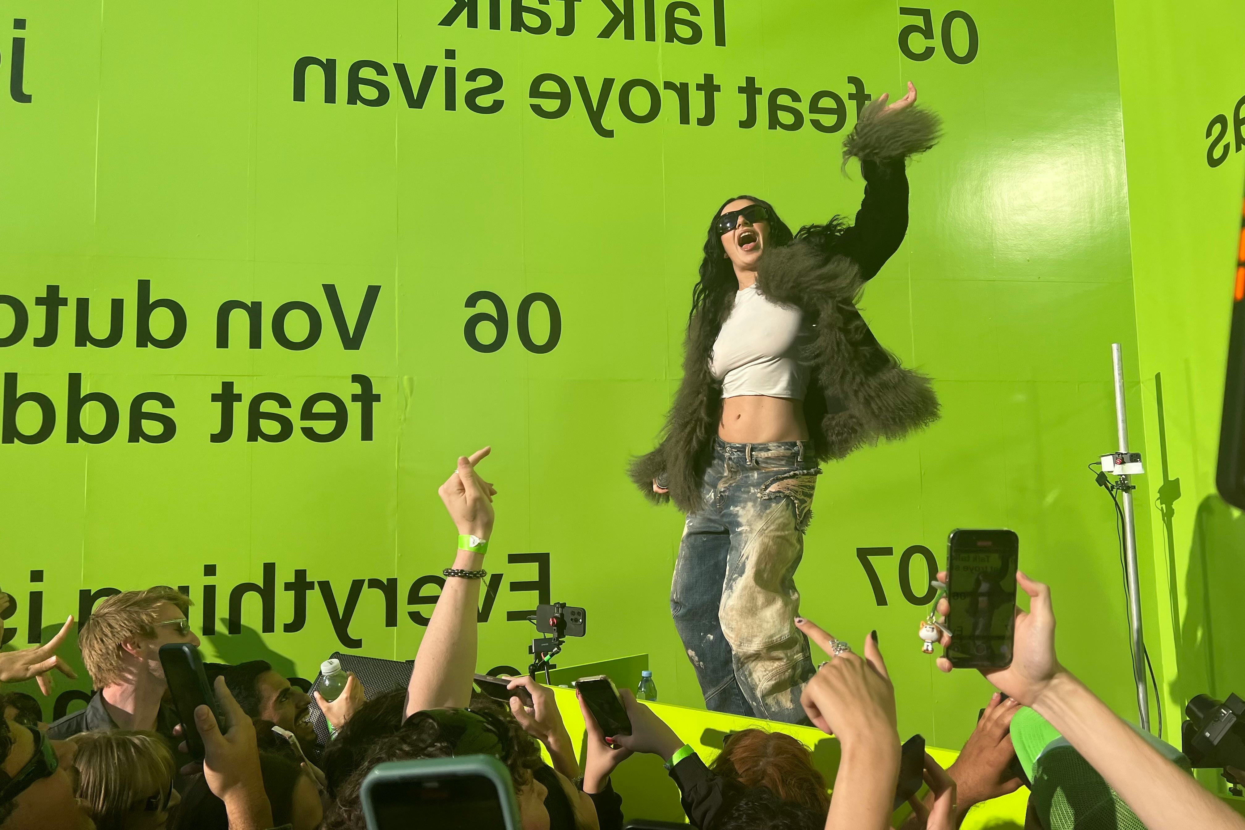 Charli XCX Comparte el Manifiesto de 'Brat': "Poder y Confianza"