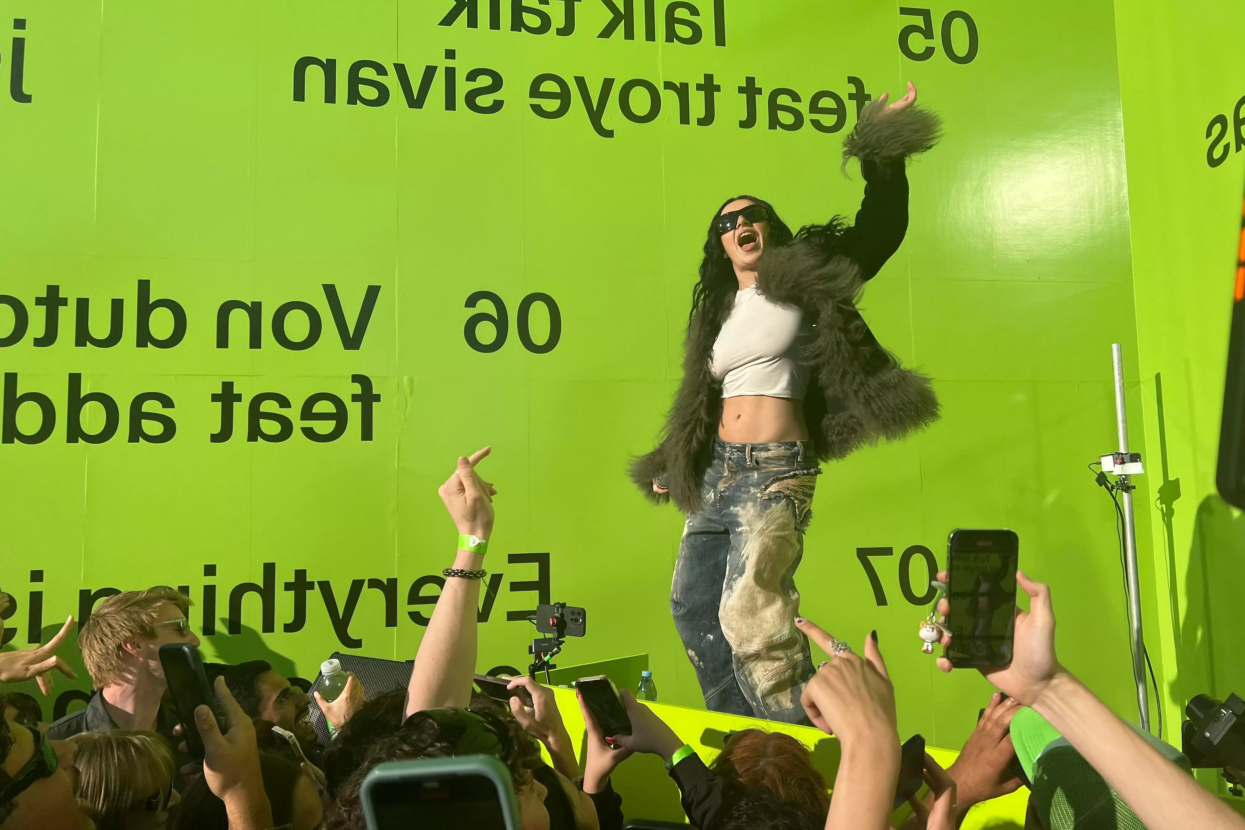 Charli XCX Comparte el Manifiesto de 'Brat': 