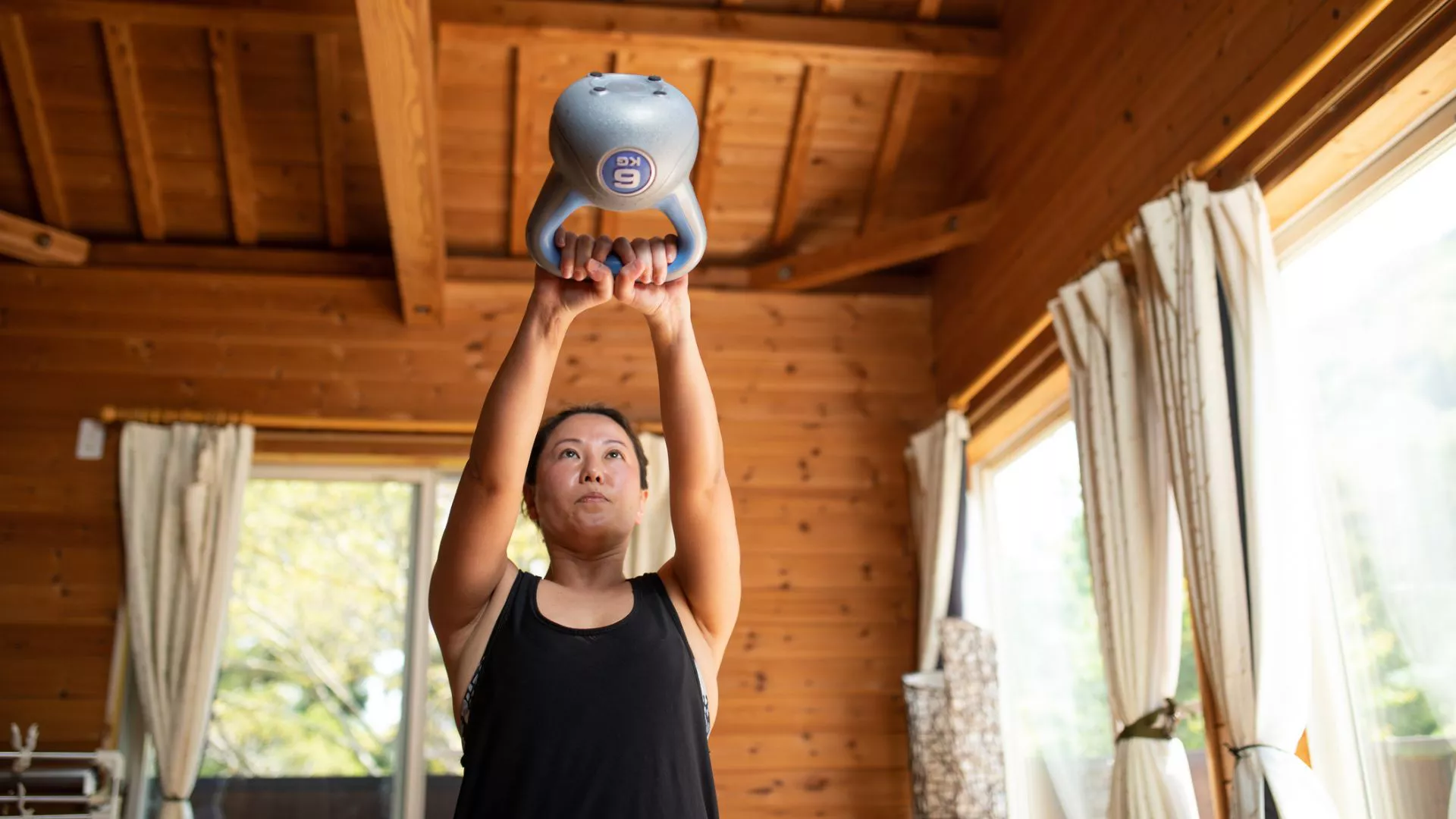 Olvídate del gimnasio: este entrenamiento de kettlebell de 5 movimientos para principiantes puede ayudarte a ponerte en forma en casa