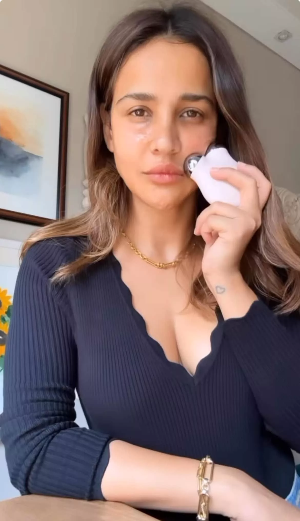 De brumas faciales a terapia de luz LED: la rutina de cuidado de la piel de Aisha Sharma para 2024