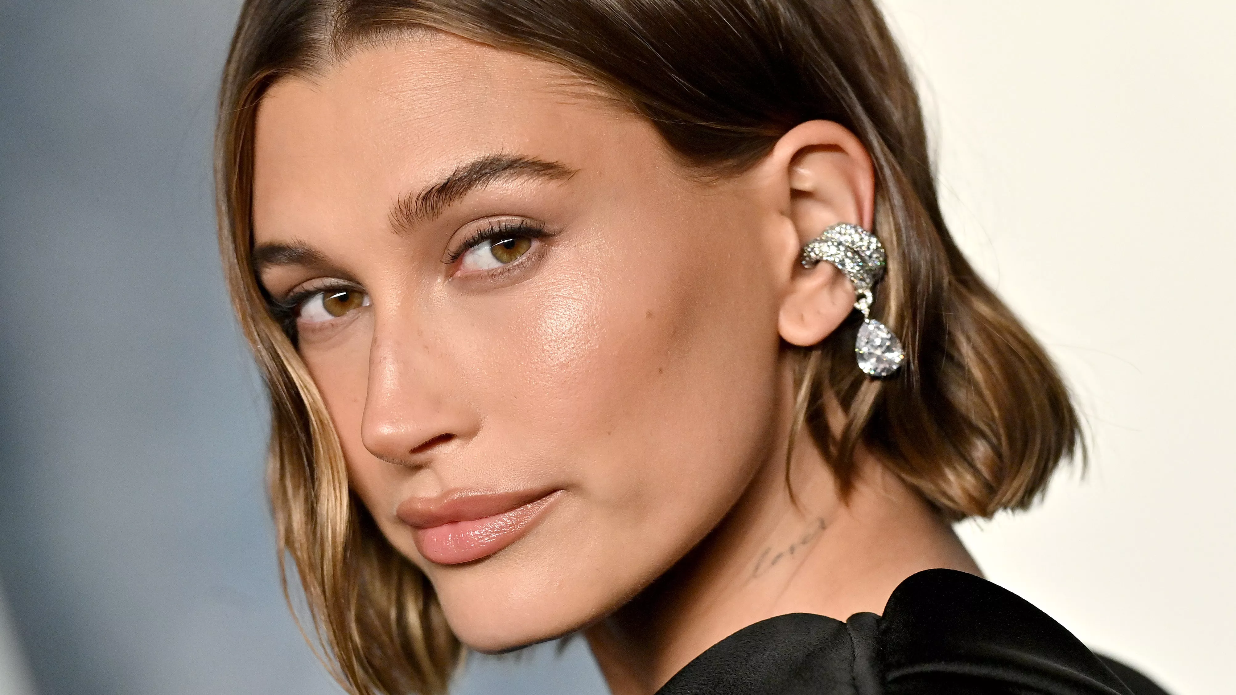 Hailey Bieber llevó el accesorio de cabello más popular del verano directamente al invierno