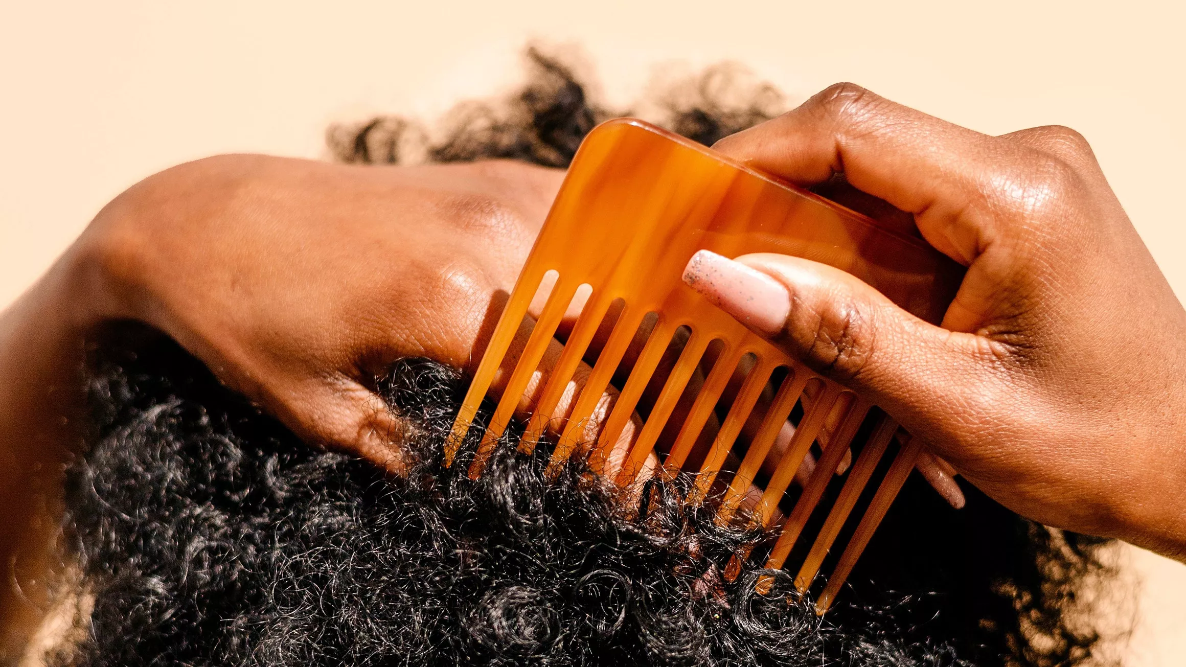 Reduje a la mitad el tiempo de lavado de mi cabello con estos consejos de 