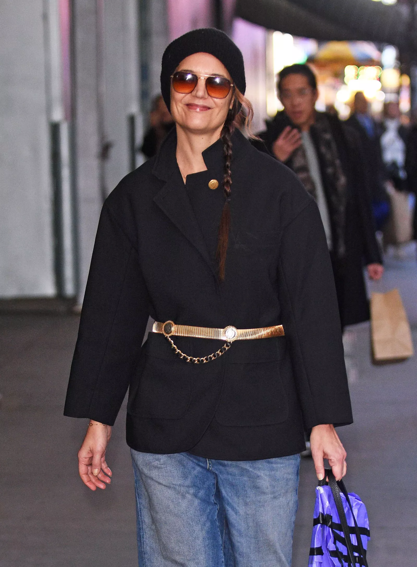 Katie Holmes con trenza lateral bajo un gorro