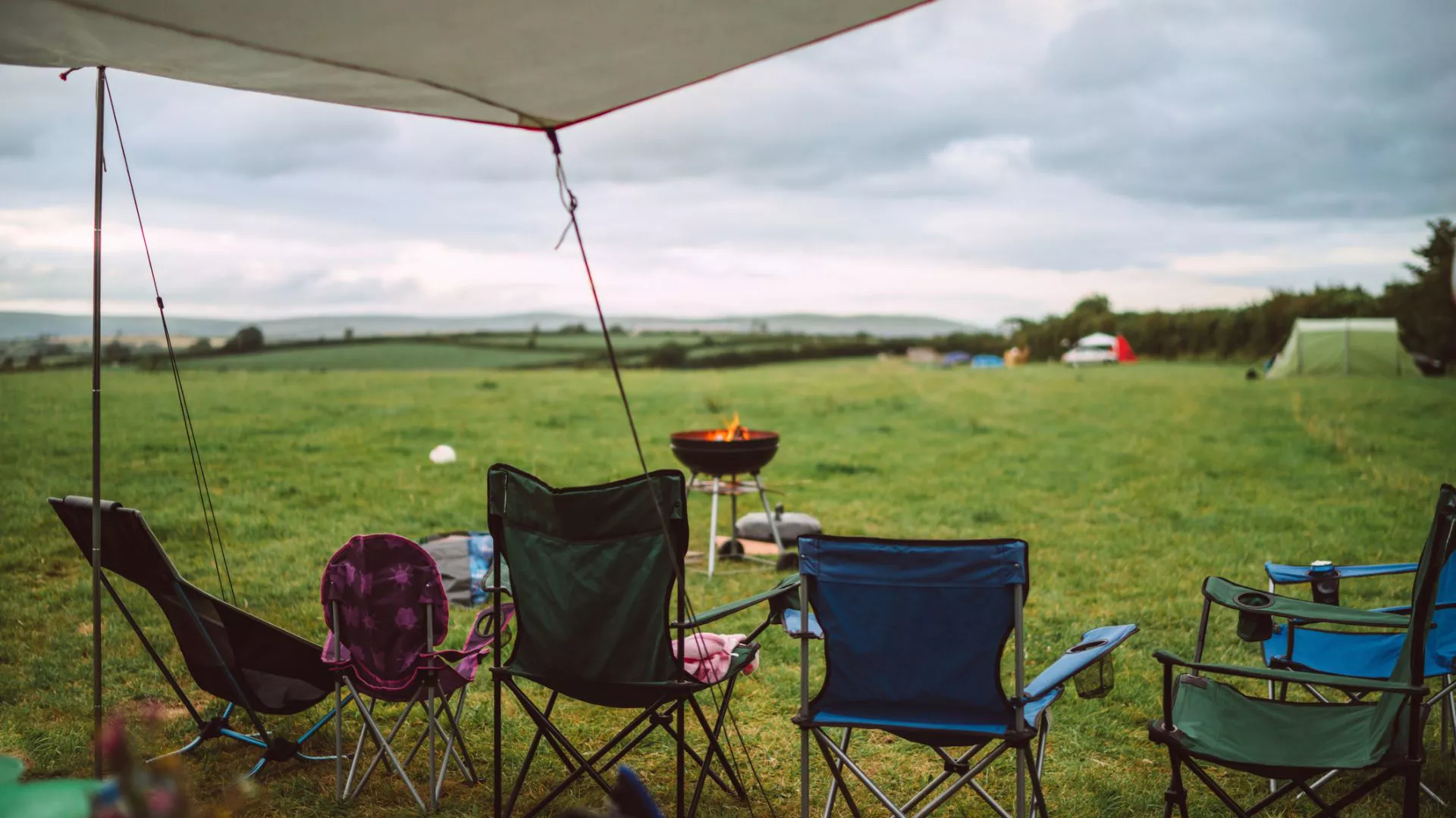 Qué llevar para la experiencia de campamento definitiva, sin importar el clima