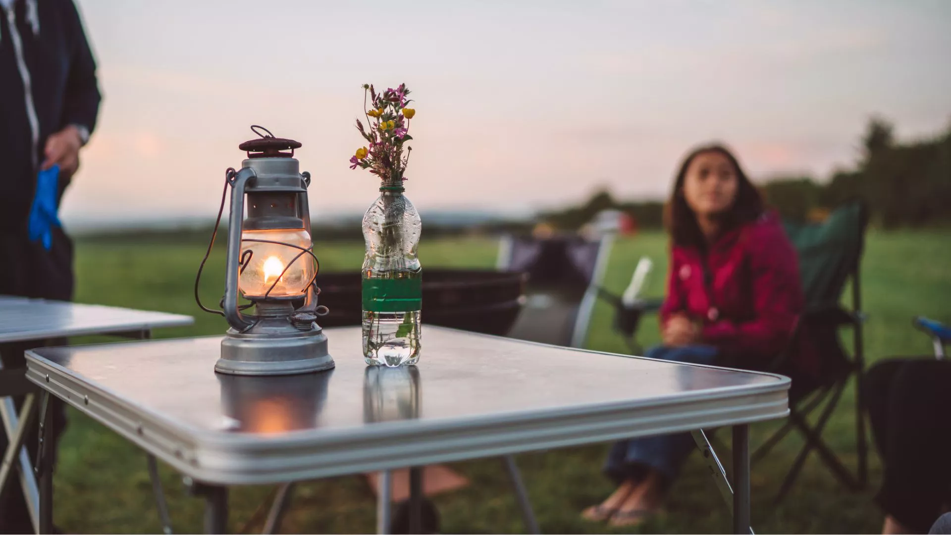 Qué llevar para la experiencia de campamento definitiva, sin importar el clima