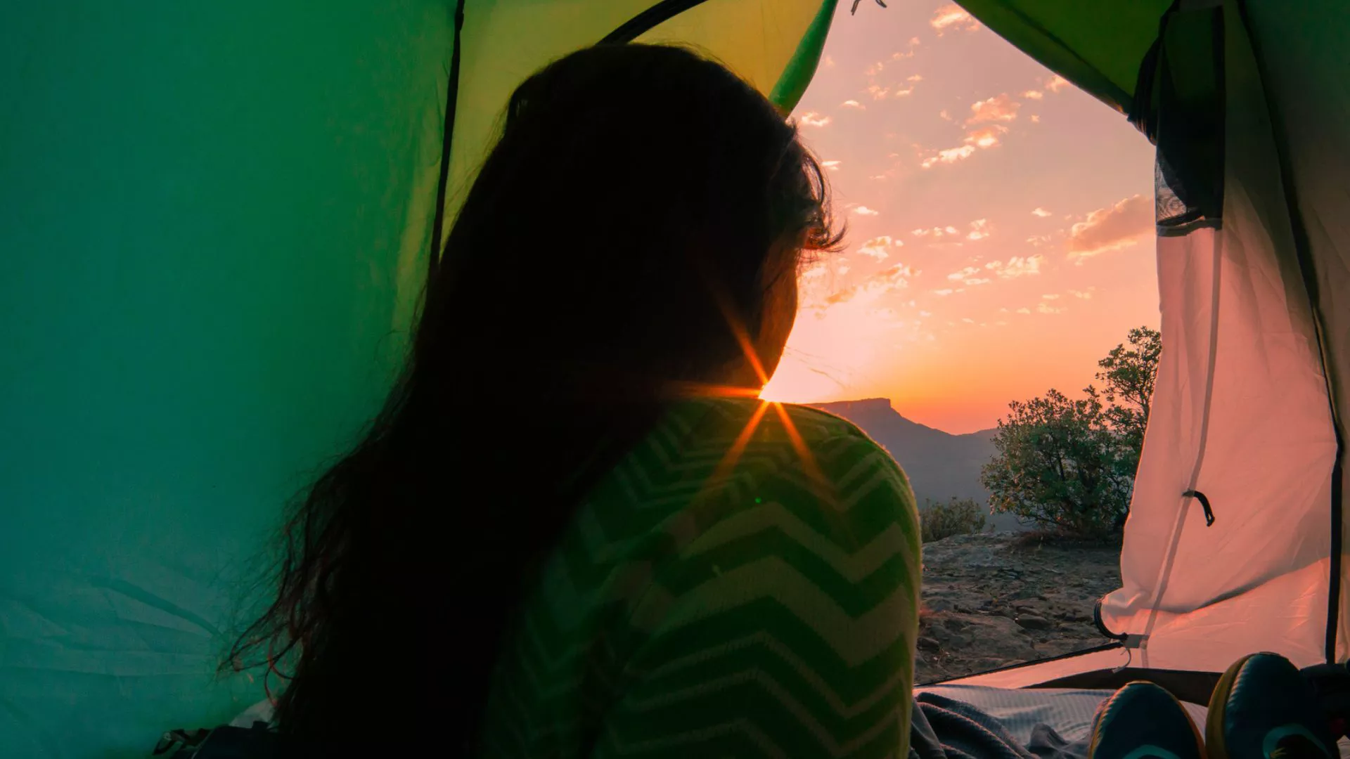 Qué llevar para la experiencia de campamento definitiva, sin importar el clima