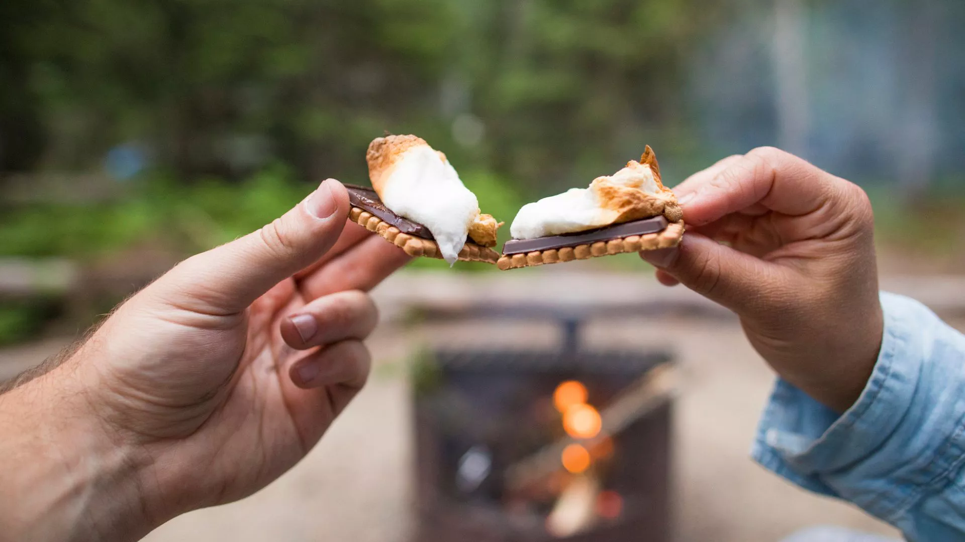 Qué llevar para la experiencia de campamento definitiva, sin importar el clima