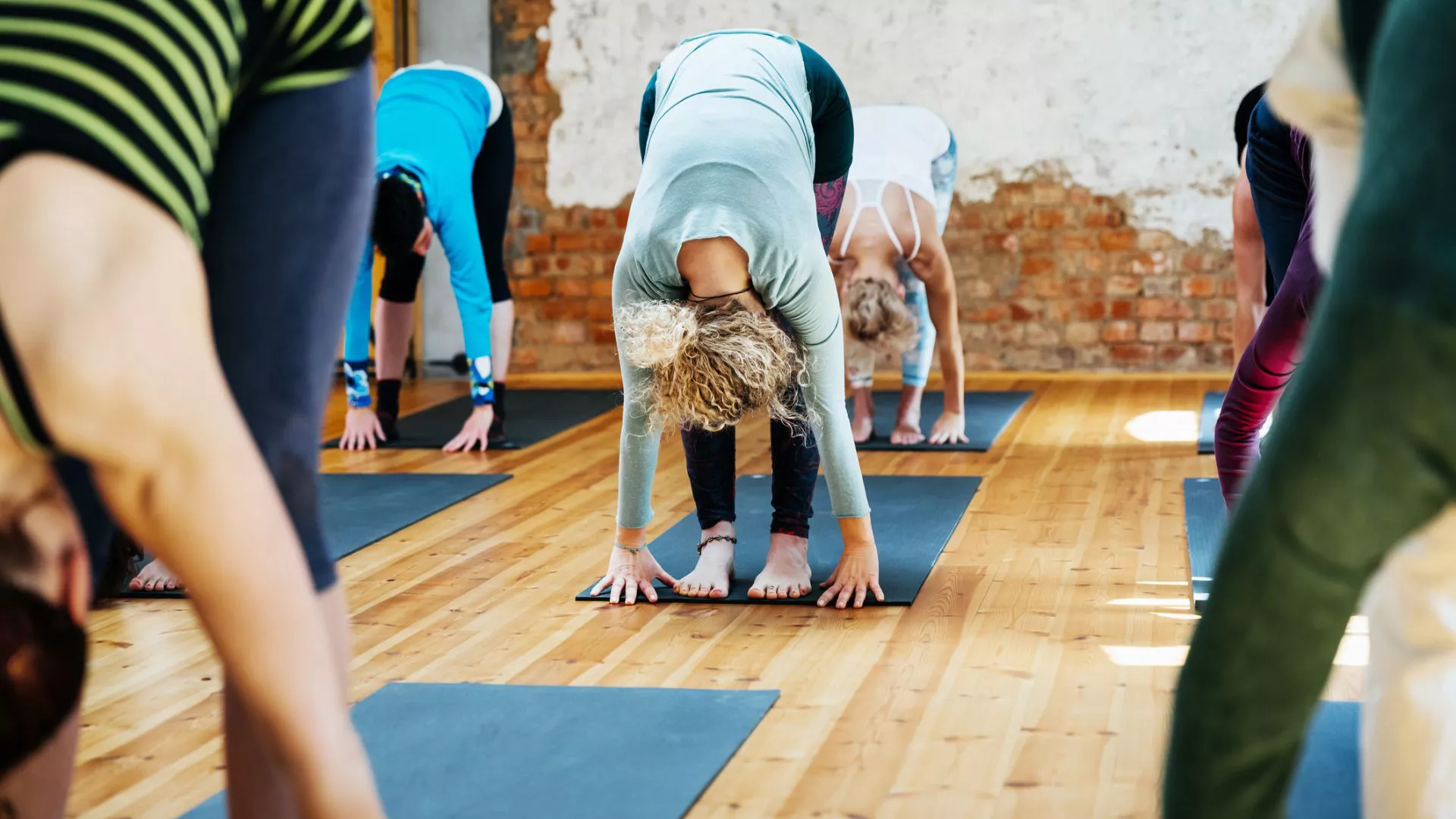 32 consejos útiles de yoga para ayudar a los principiantes a encontrar su flujo