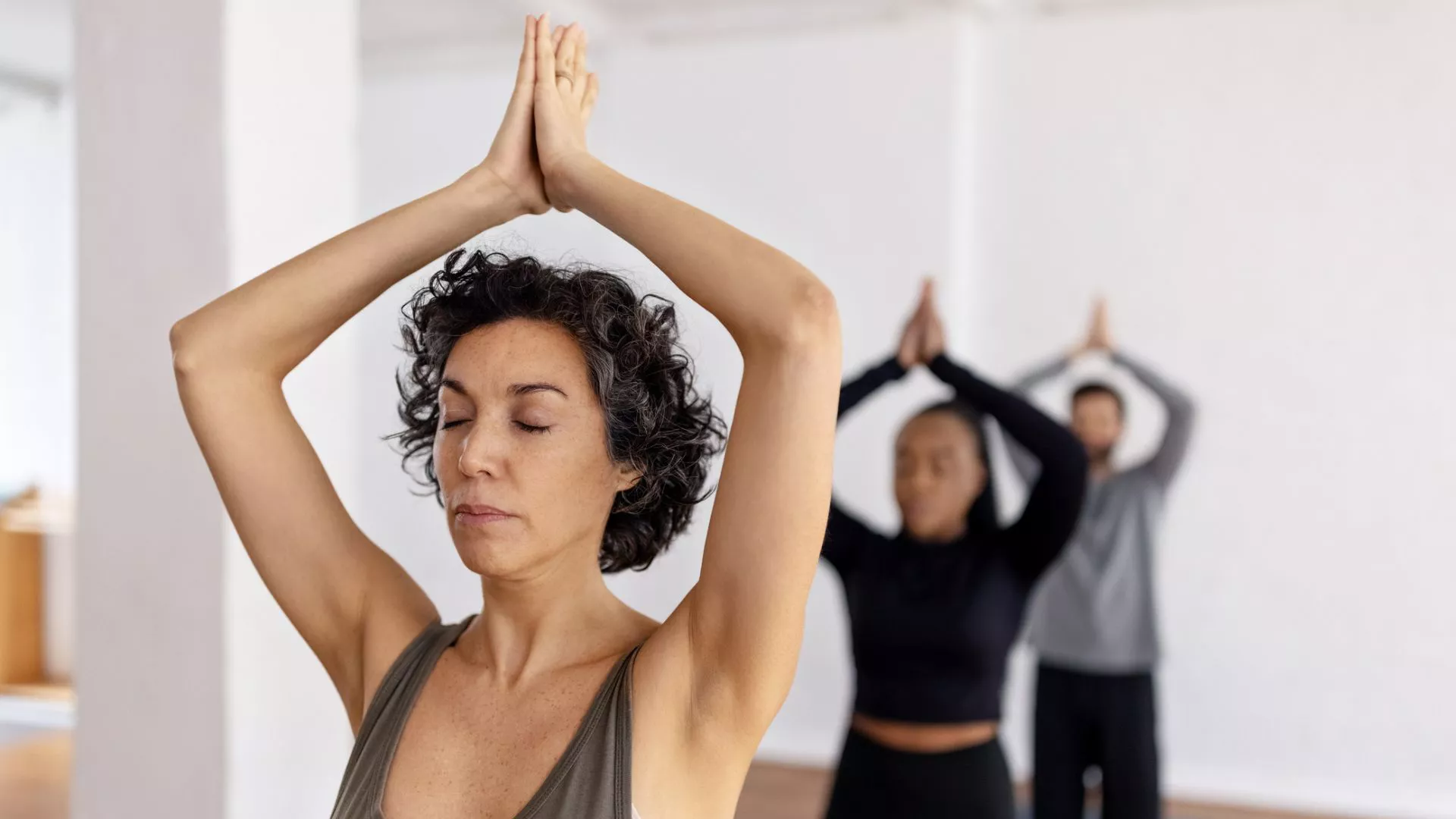 32 consejos útiles de yoga para ayudar a los principiantes a encontrar su flujo