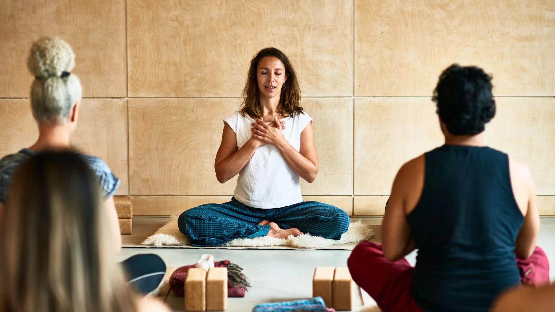 32 consejos útiles de yoga para ayudar a los principiantes a encontrar su flujo