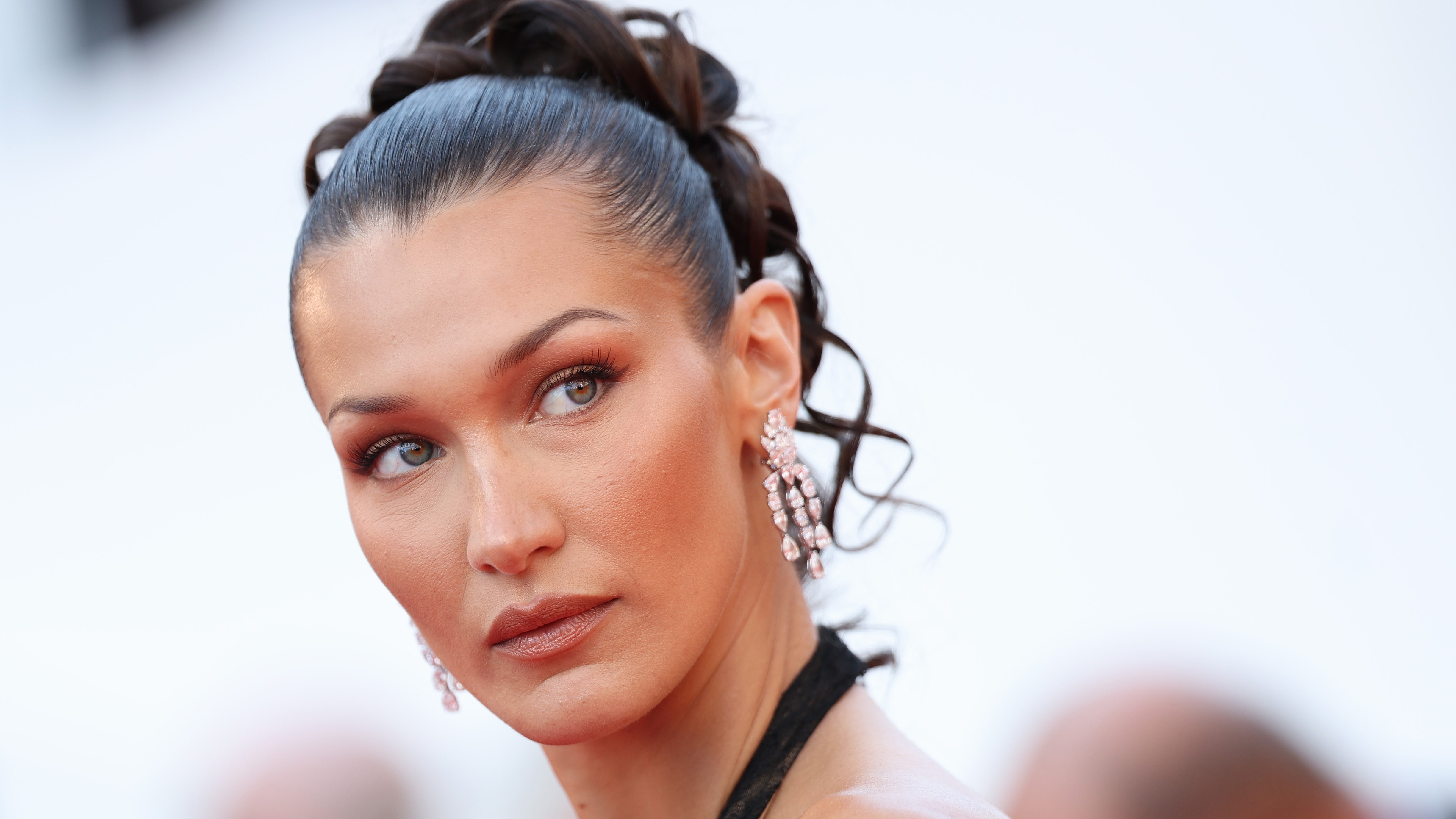 Bella Hadid Complementa Su Nuevo Color de Cabello con una Diadema de Farmacia