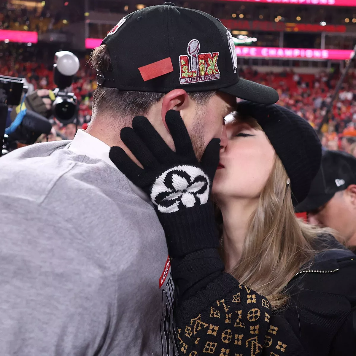 Taylor Swift y Travis Kelce Celebran en el Campo Después de que los Chiefs Avancen al Super Bowl