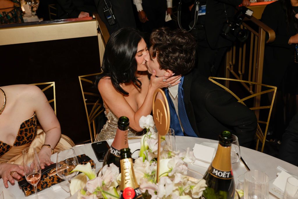 Hay 'tensión' en el beso de Kylie Jenner y Timothée Chalamet en los Golden Globes, según un experto en lenguaje corporal: aquí está el porqué