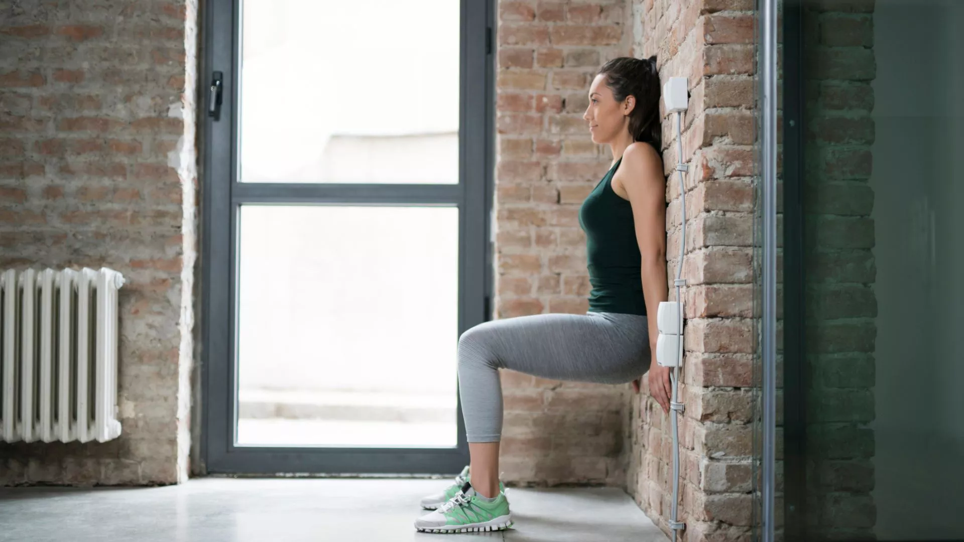 Este entrenamiento de Pilates en la pared de 3 movimientos puede ayudar a fortalecer tu núcleo y mejorar tu equilibrio