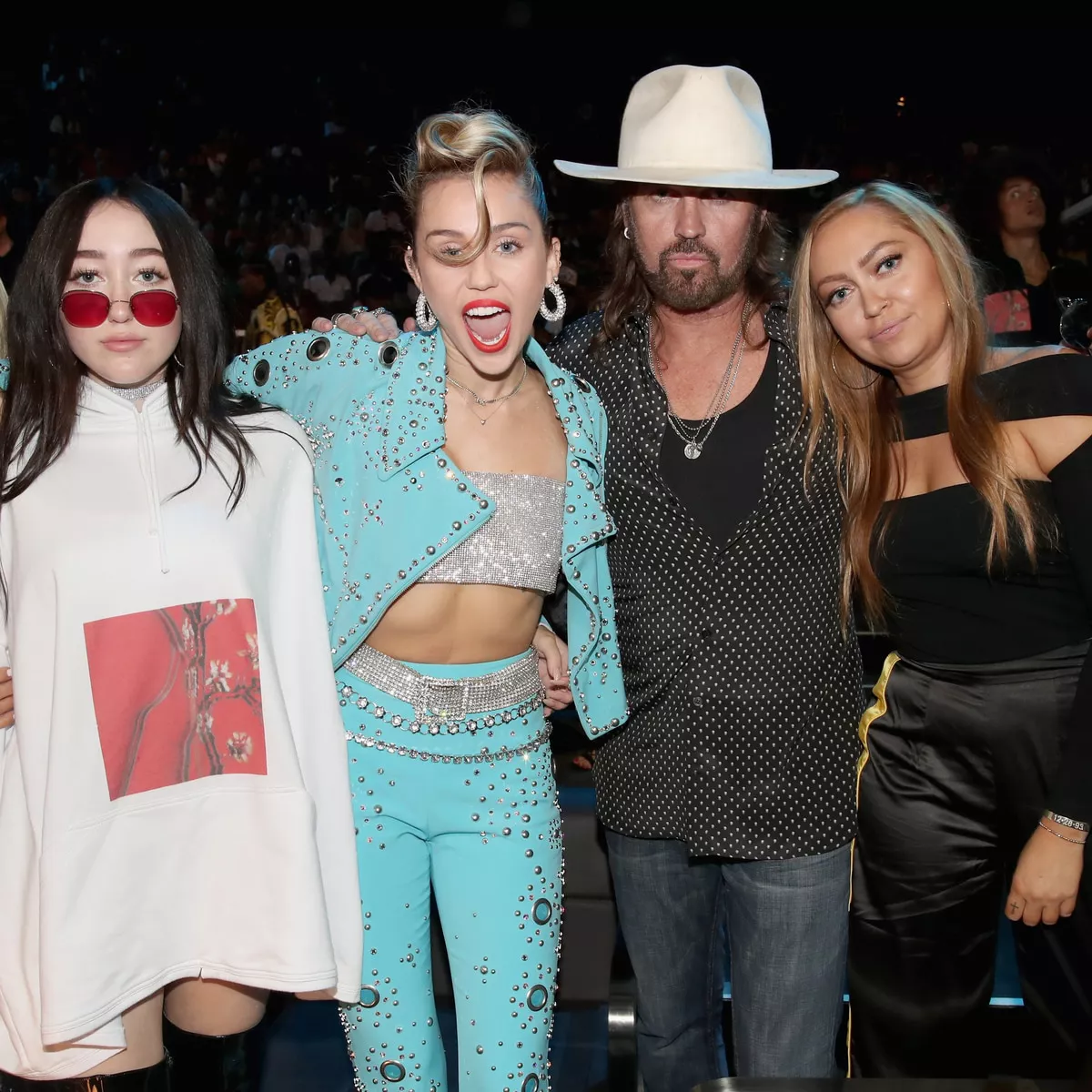 Desentrañando la Brecha que Divide a Miley Cyrus, Billy Ray Cyrus y Más de Su Amplia Familia