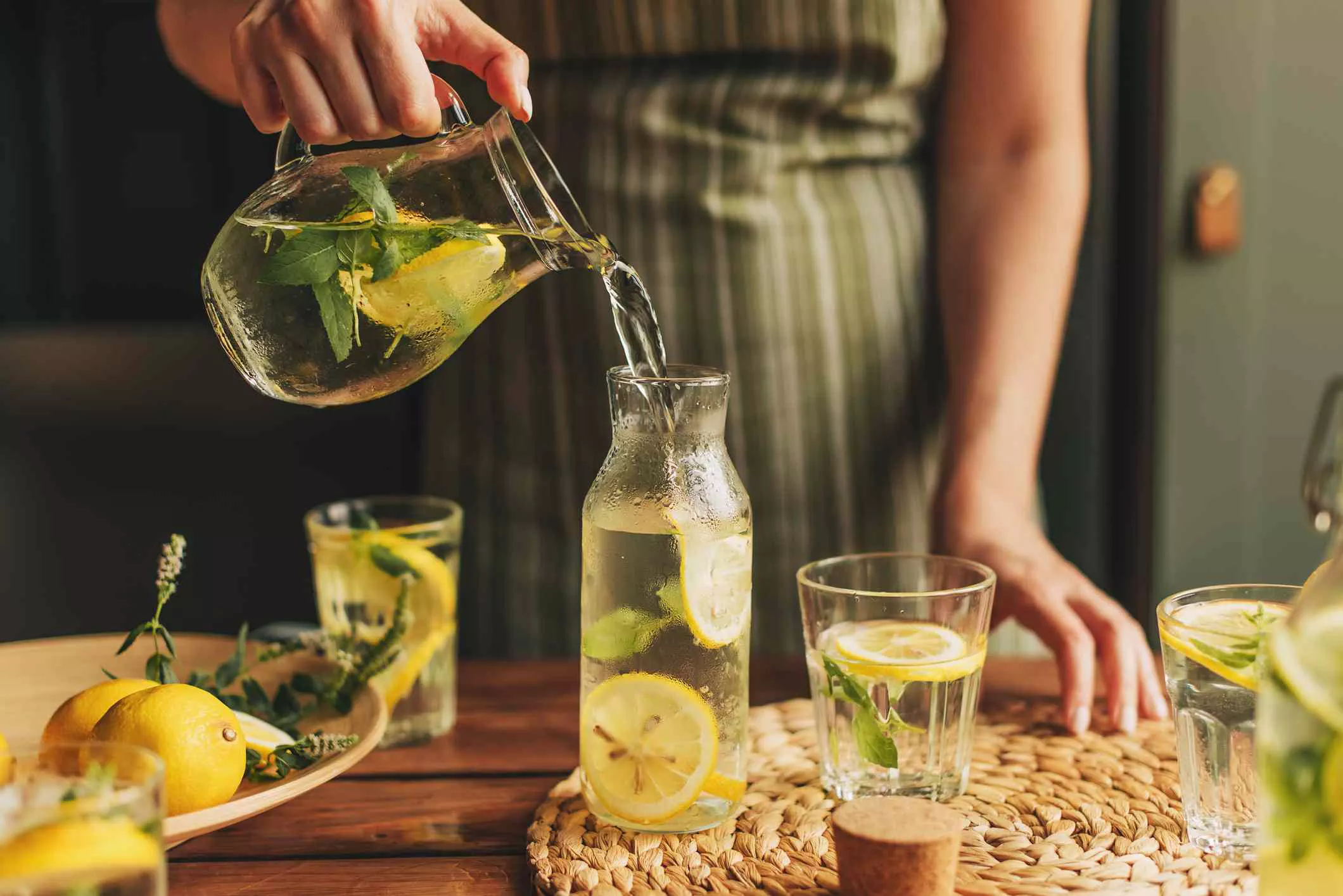 Por qué beber agua con limón podría ser clave para una piel radiante