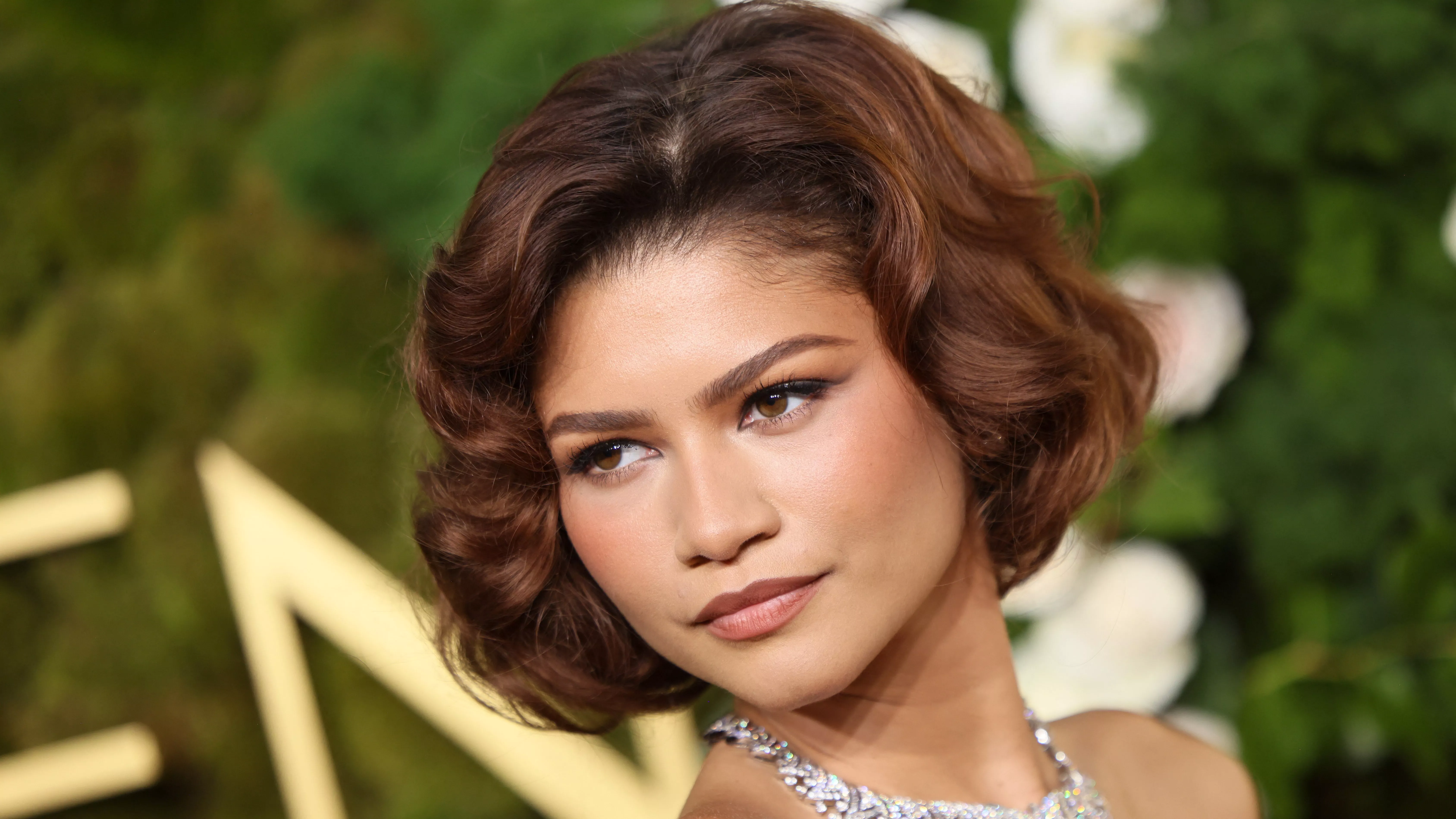 Zendaya se Transforma Totalmente con un Flequillo Grueso y una Cola de Caballo Larga