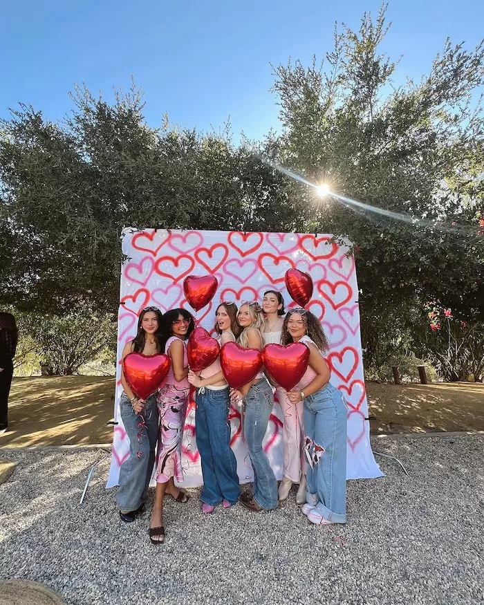 Aquí tienes todo lo que necesitas para la perfecta fiesta de Galentine's Day (inspirada por Pressley Hosbach!)