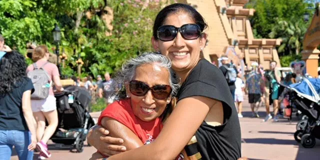 Dejé mi trabajo cuando a mi madre le diagnosticaron un cáncer raro. Ahora, estoy priorizando crear recuerdos con ella.