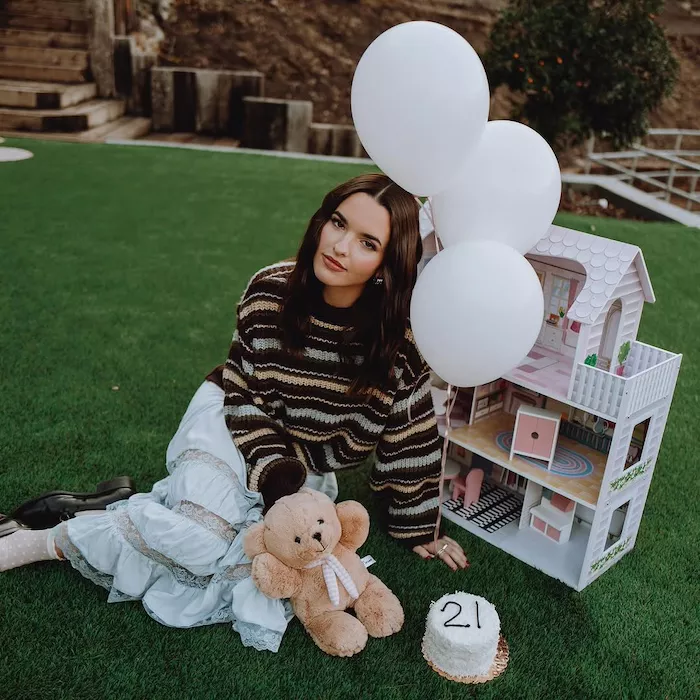 La nueva canción de Jenna Raine es el himno definitivo de la juventud