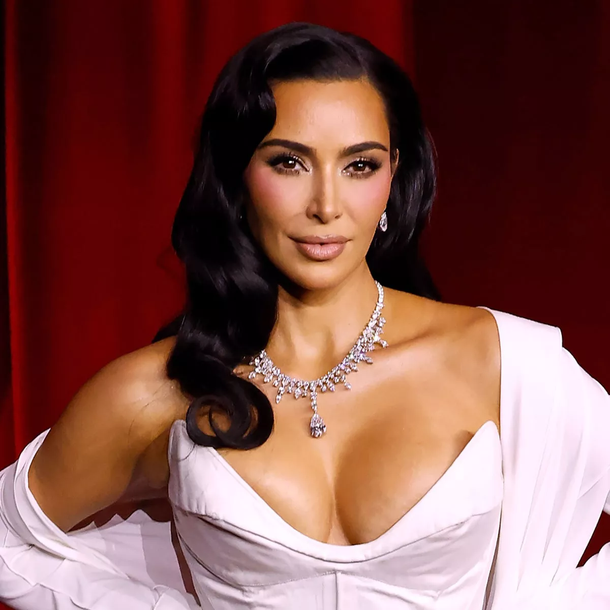 Kim Kardashian alude a una nueva relación en actualización sobre citas