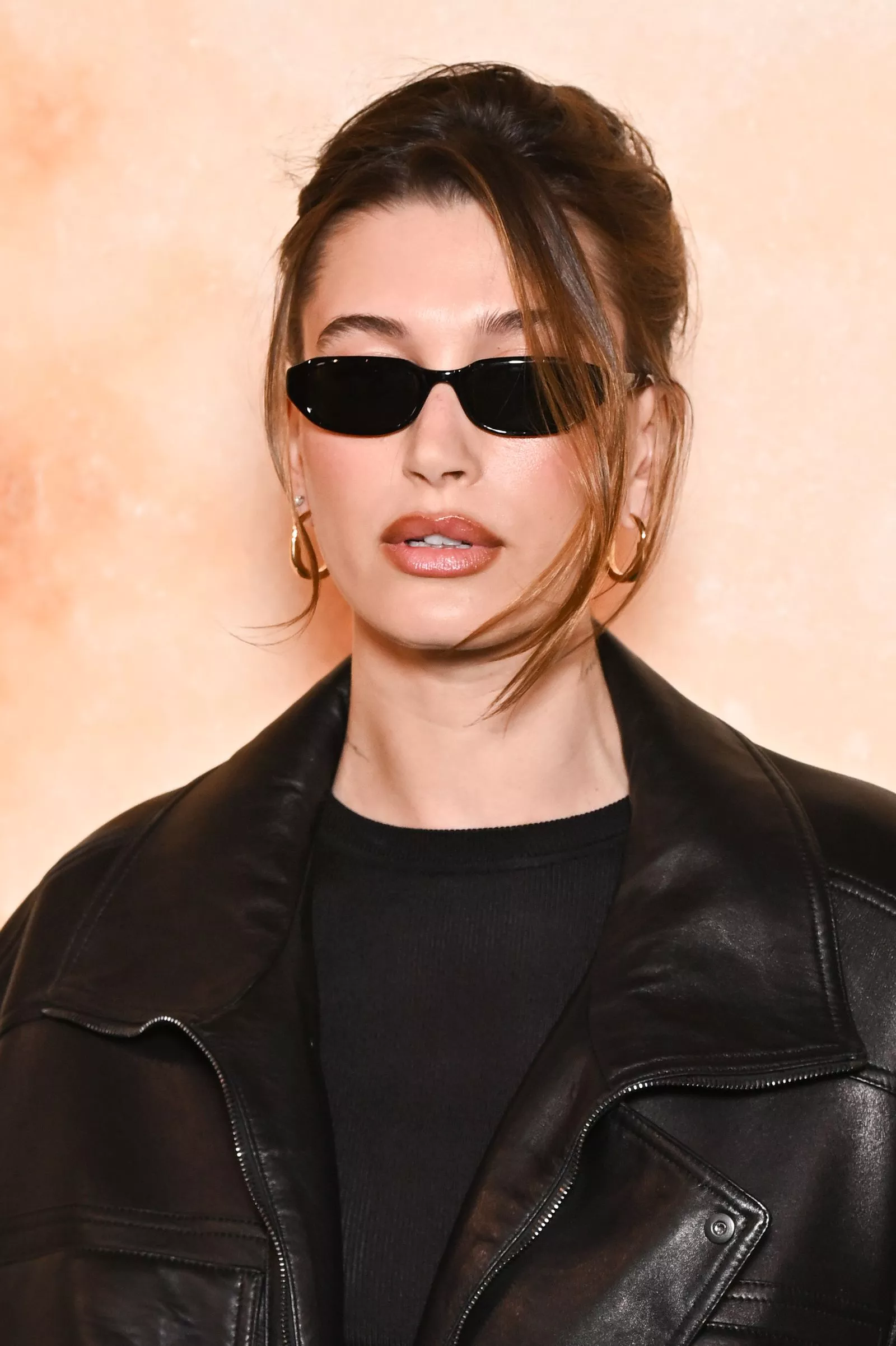 Hailey Bieber mostrando su estilo retro