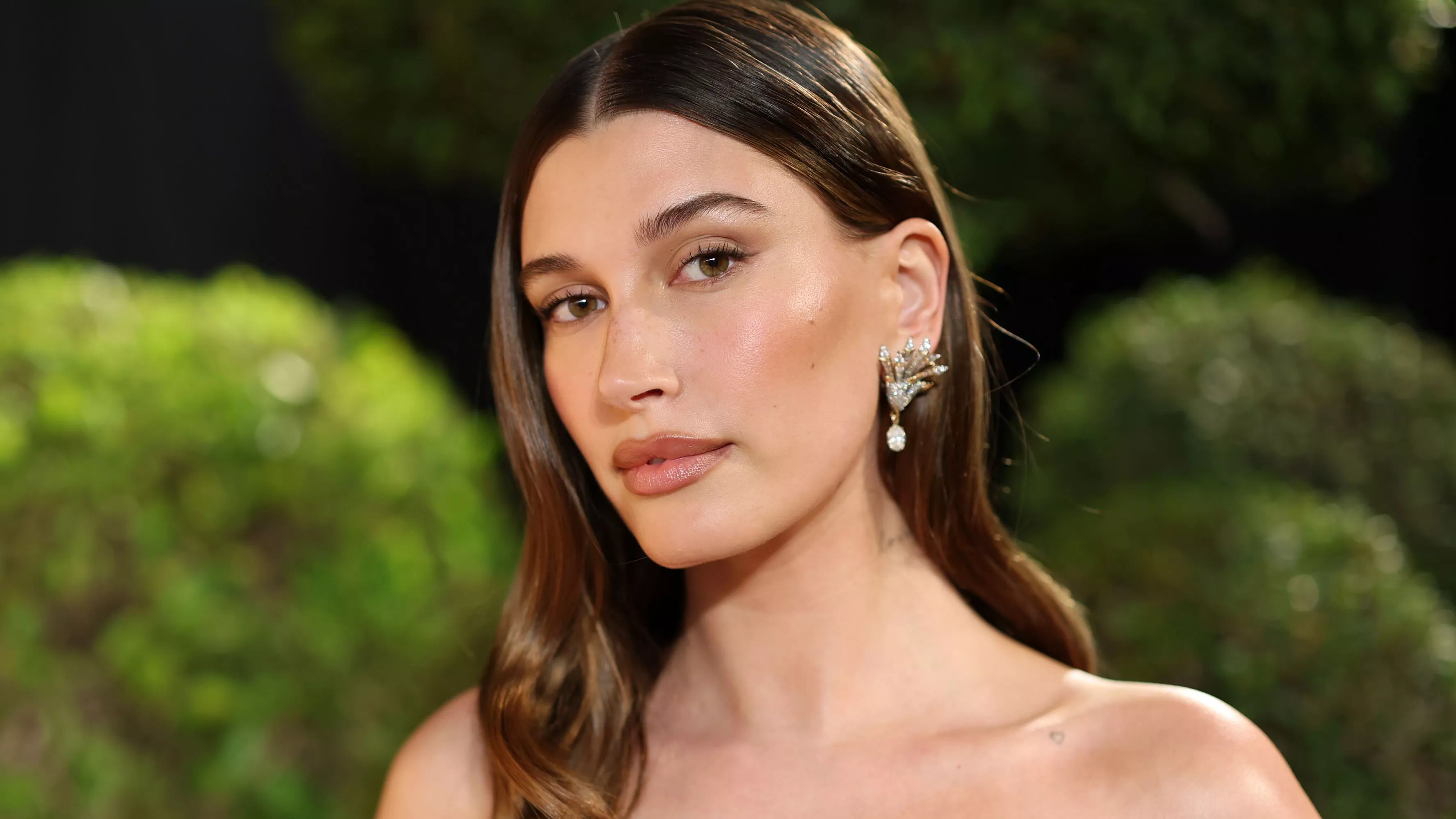 El Último Look de Hailey Bieber: Un Viaje a los 90 con Cindy Crawford