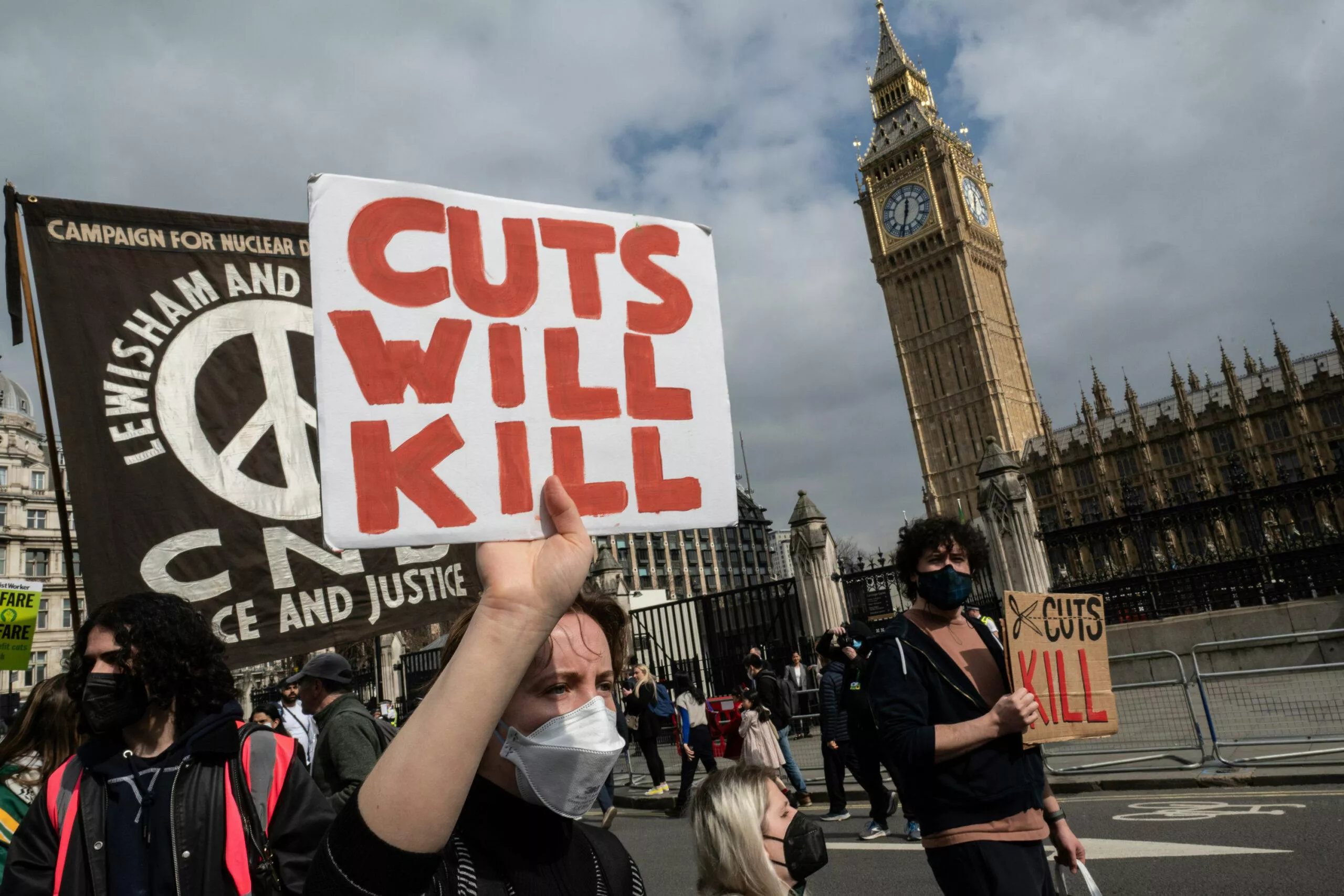 Recortes en el bienestar: ‘Paso las noches en vela, panicando sobre cómo lo haré’