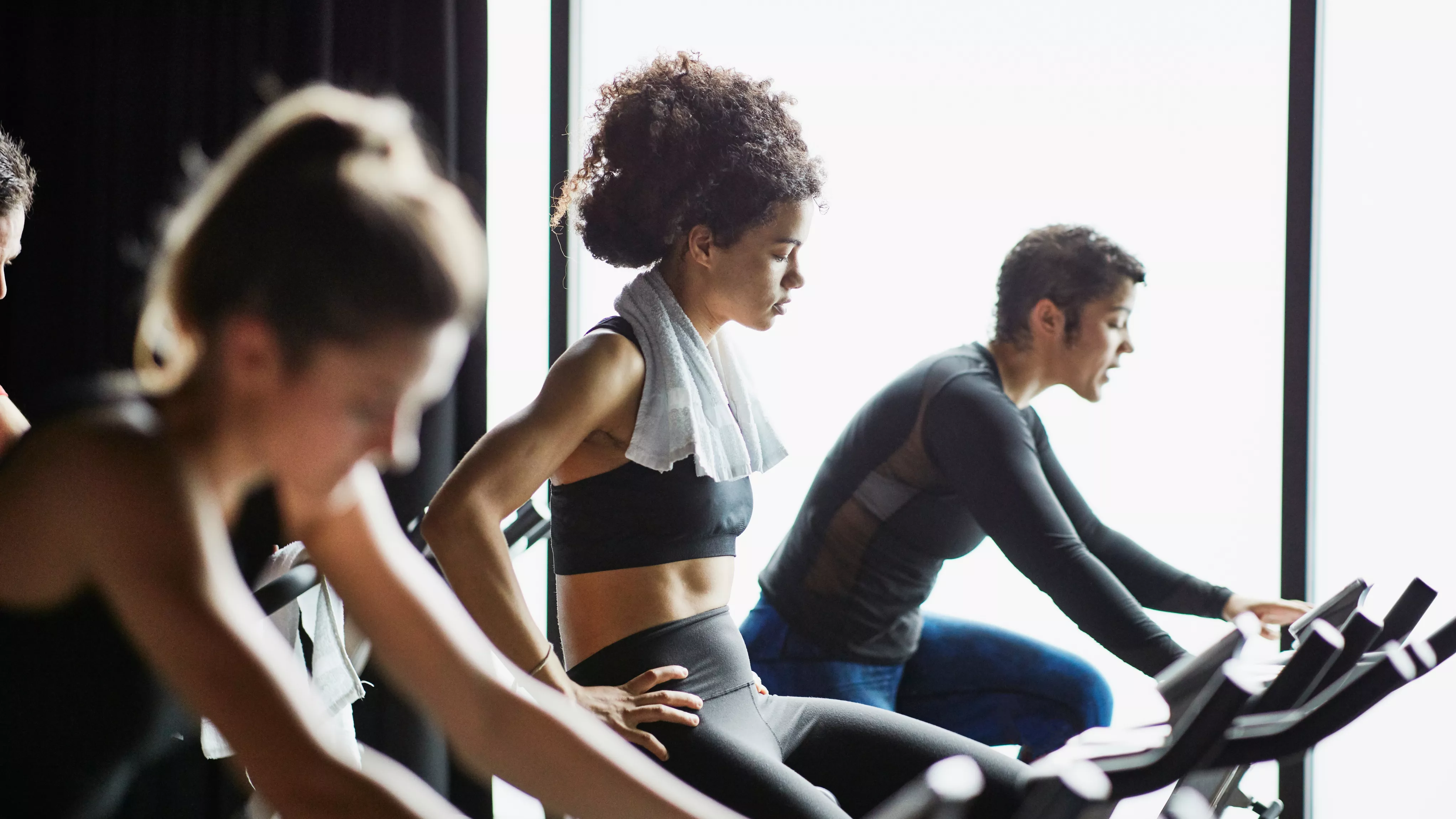 32 esenciales para la bolsa de gimnasio para una sesión de entrenamiento cómoda, efectiva y sin complicaciones