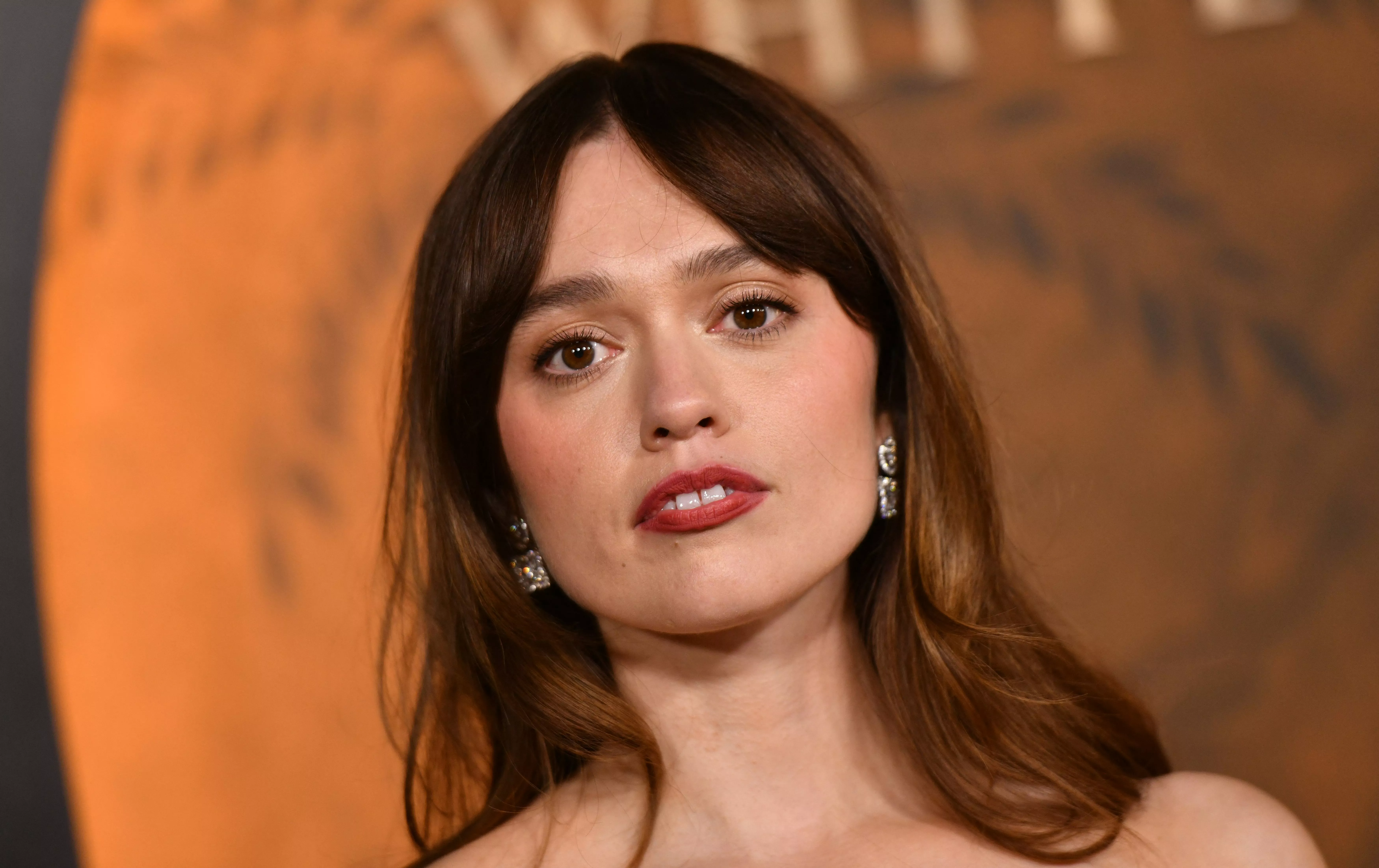 Aimee Lou Wood Llama la Atención sobre el Esquema “Mean” de ‘SNL’ que Se Burla de Sus Dientes