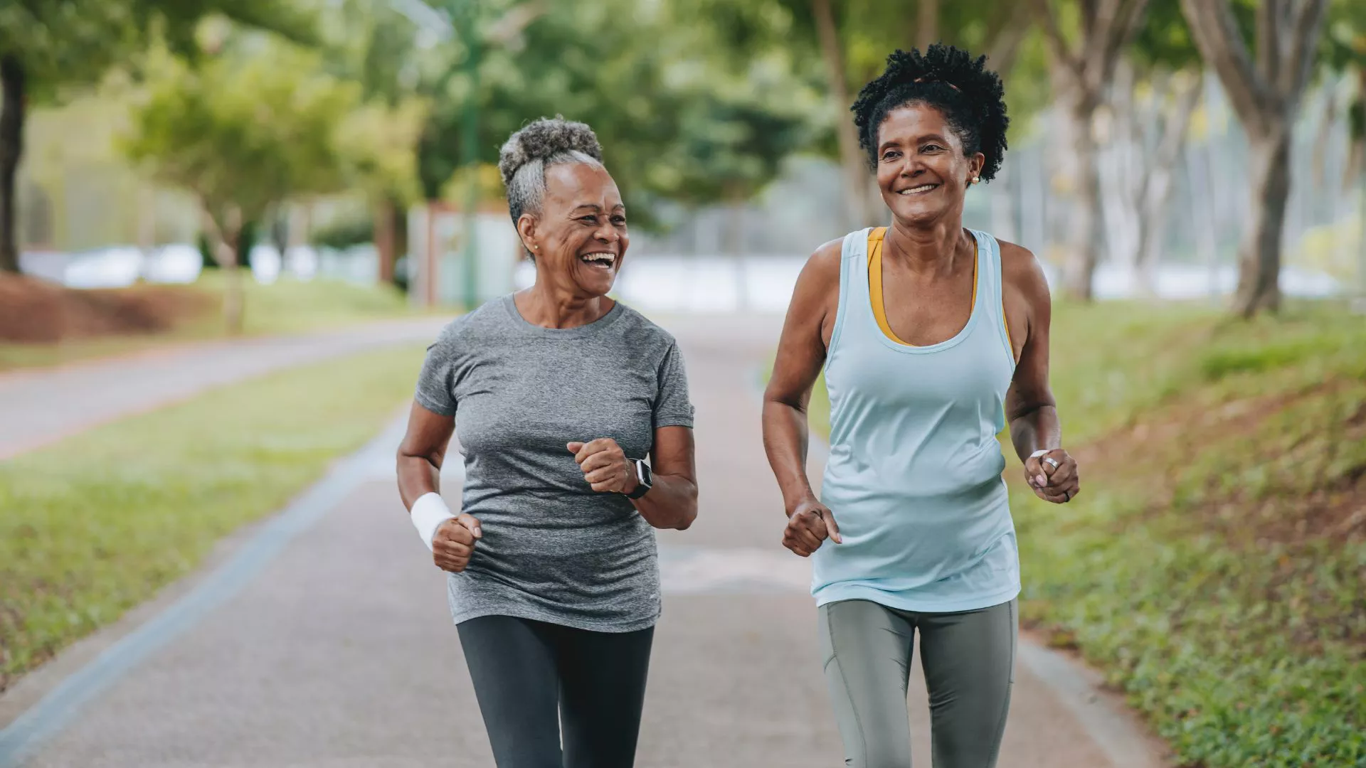 Consejos de Davina McCall para una vida saludable - desde dejar el teléfono hasta correr bajo la lluvia