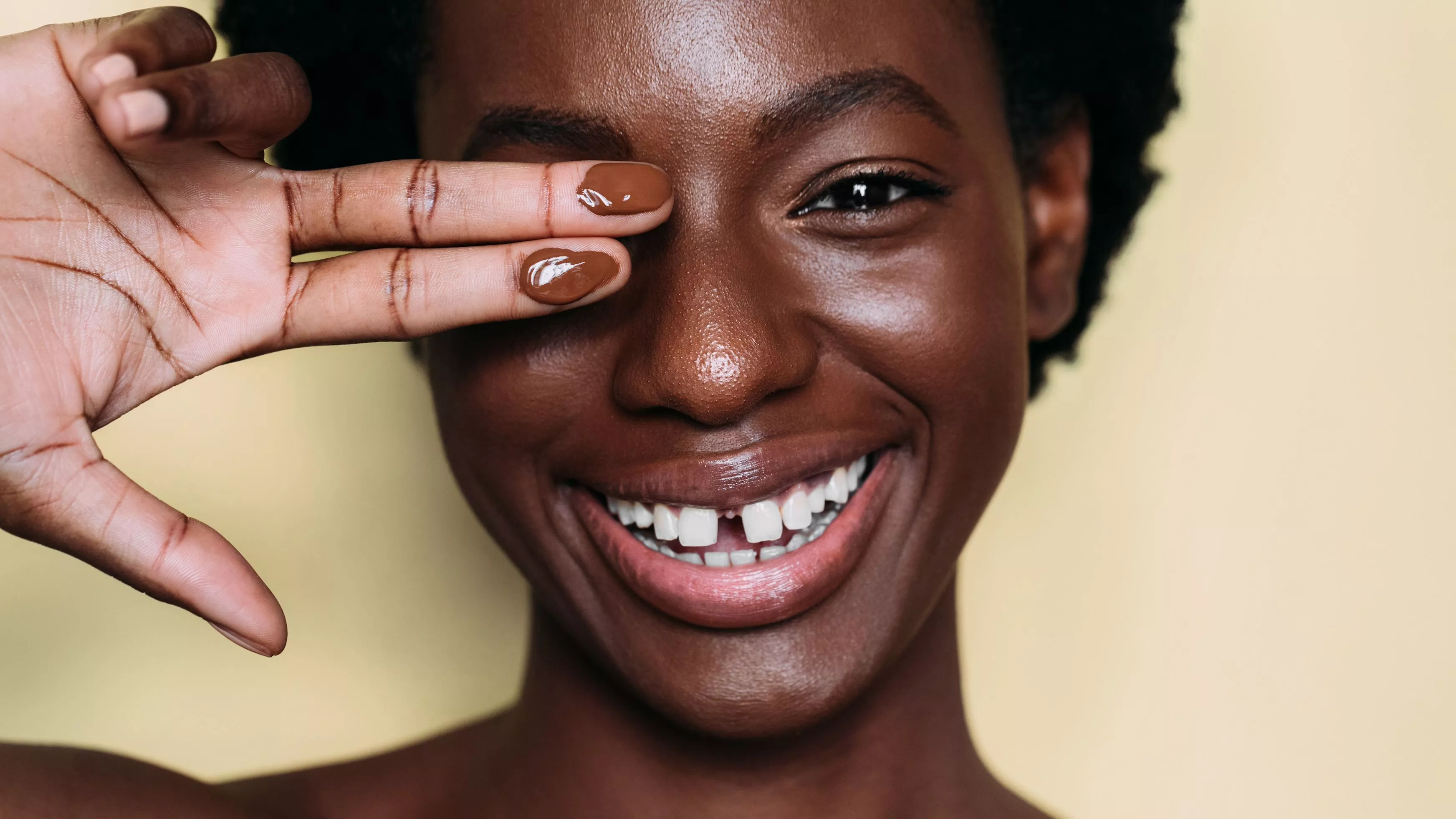 Cómo lidiar con las ojeras en pieles oscuras
