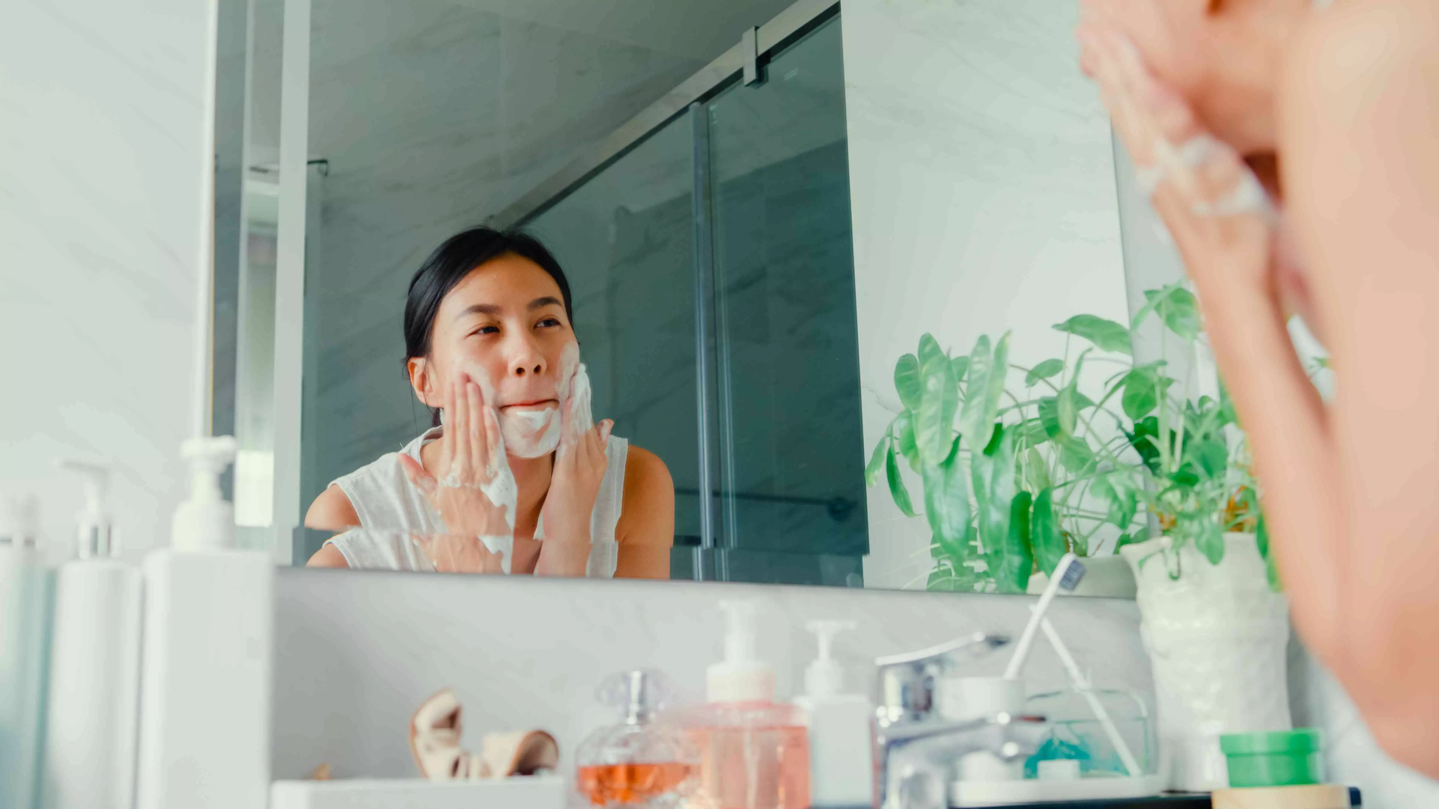 Cómo Elegir un Limpiador y Lavar tu Cara de la Manera Correcta, Según Dermatólogos