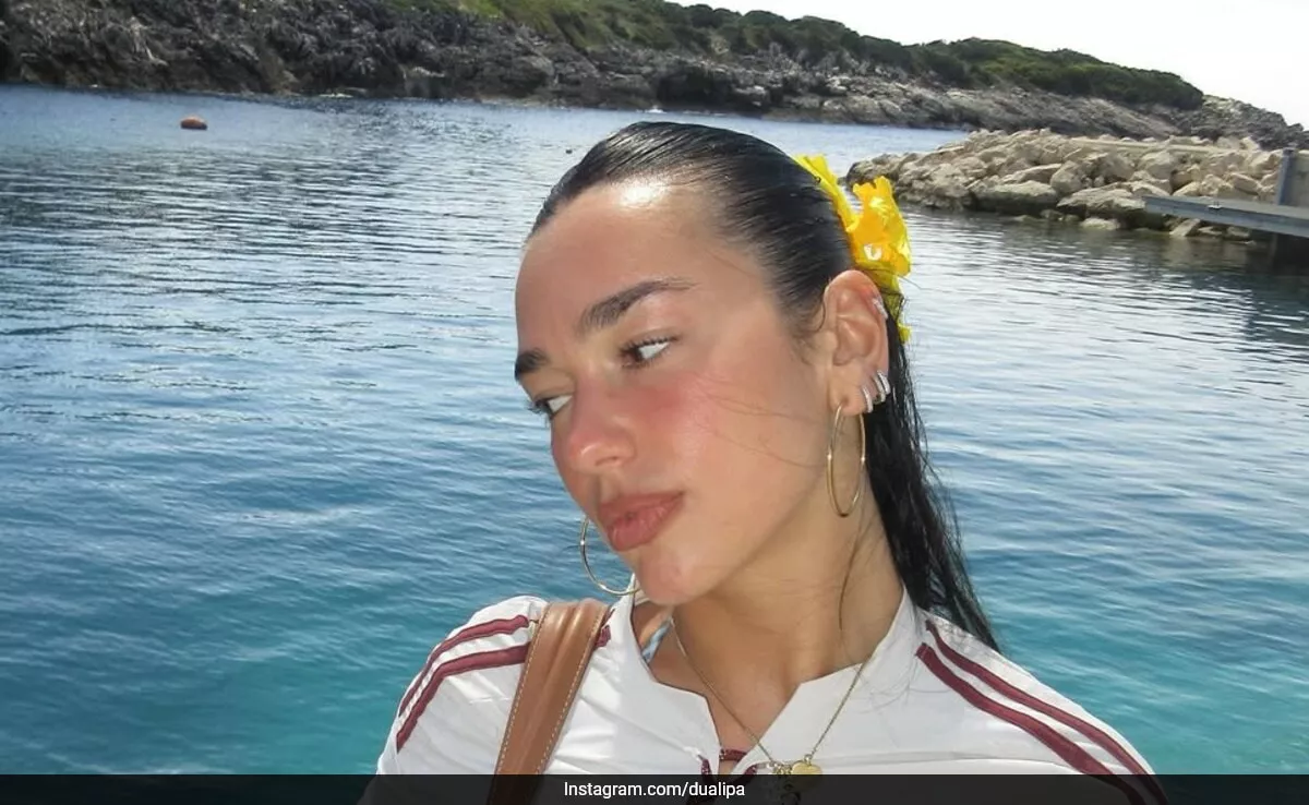 Con Mejillas Sonrojadas y Labios Nude, Dua Lipa Disfruta de una Pascua Soleada en Albania