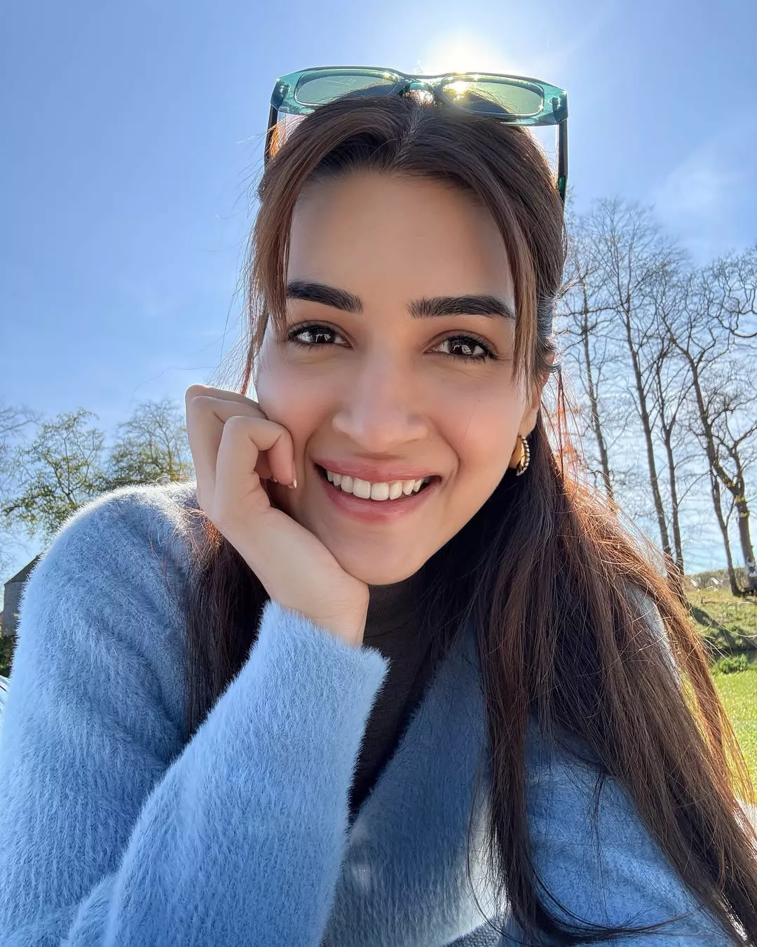 Kriti Sanon Brilla con su Look de Belleza Minimalista en Viajes